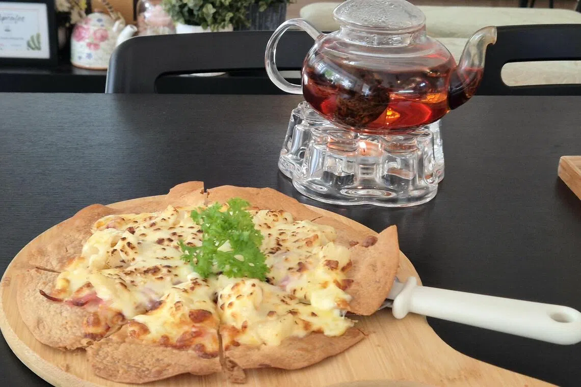 薄脆的夏威夷比萨配搭花茶，不吃撑也解腻。（陈爱薇摄）