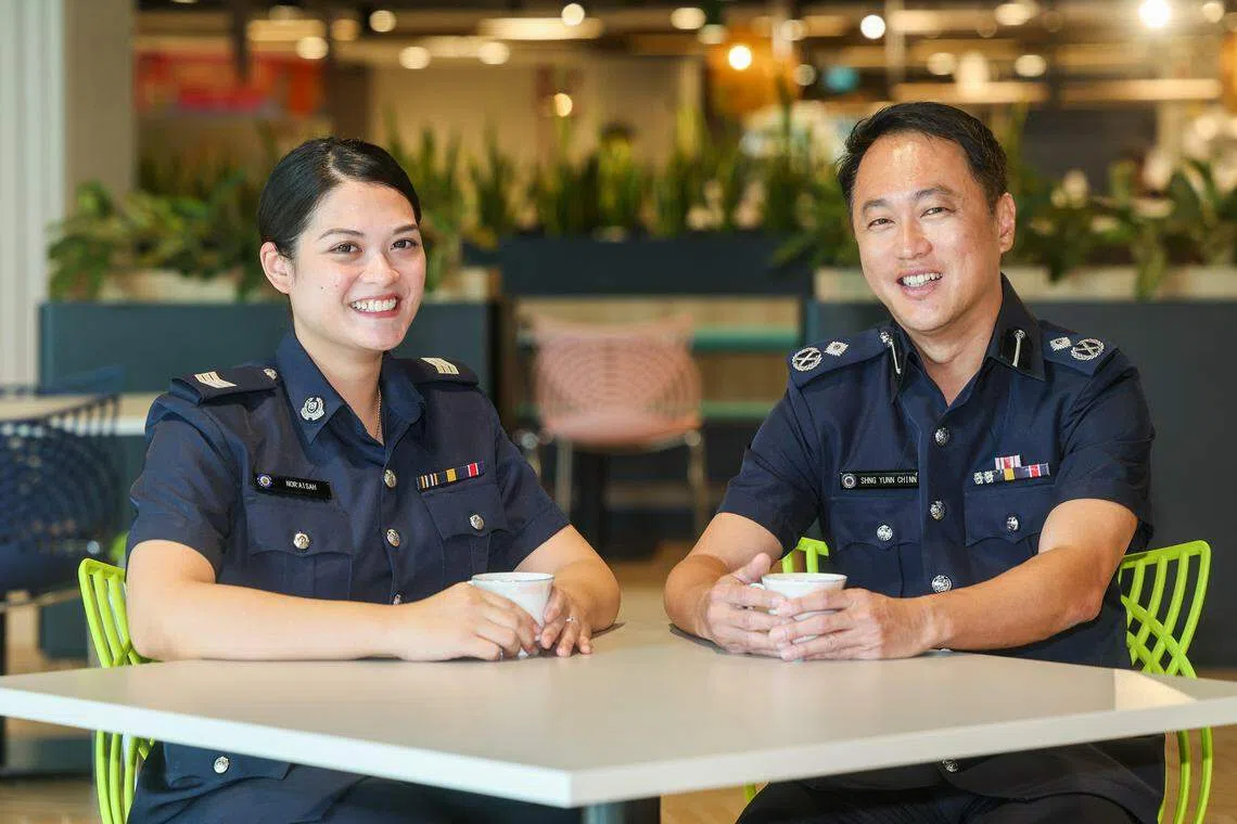 盛港邻里警局警曹诺艾莎（左）和社区合作局局长助理警察总监熊衍庆接受媒体访问时，都指希望借由“警邻咖啡时光”建立警员与民众之间的信任。（陈斌勤摄）