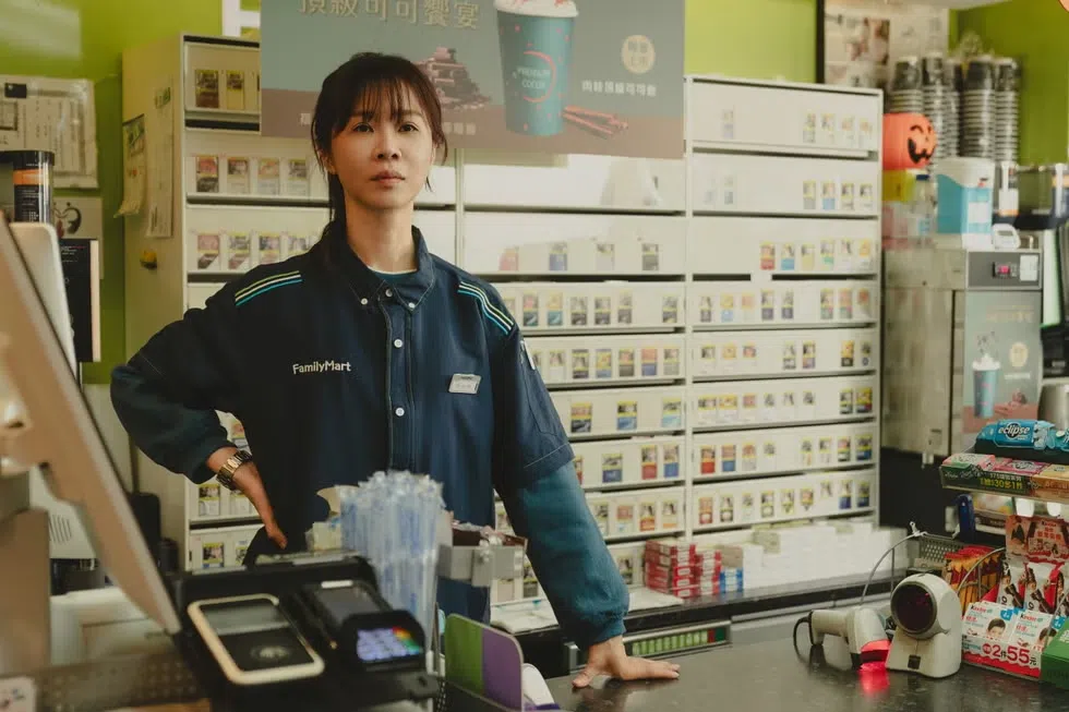谢盈萱的角色白天在便利商店打工，晚上摇身变成“脱口秀”演员，被忙碌的生活压得透不过气。（互联网）