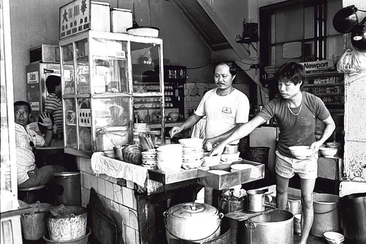 约1980年，禧街河畔大华茶室内的大华肉脞面。