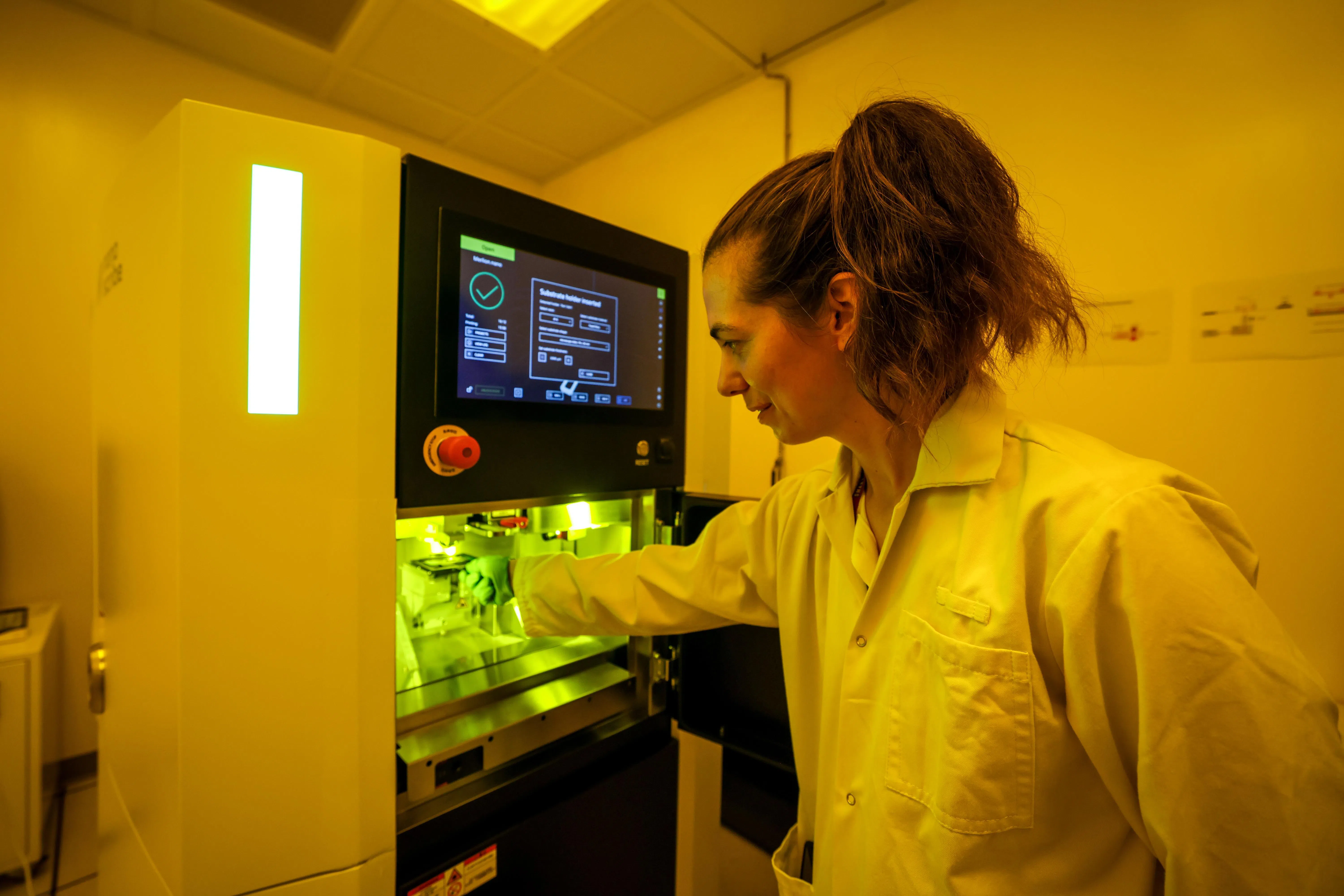 WITEC研究人员使用Nanoscribe Quantum X亚微米级3D打印机，高精度制造超声贴片所需的生物黏附材料。（叶振忠摄）