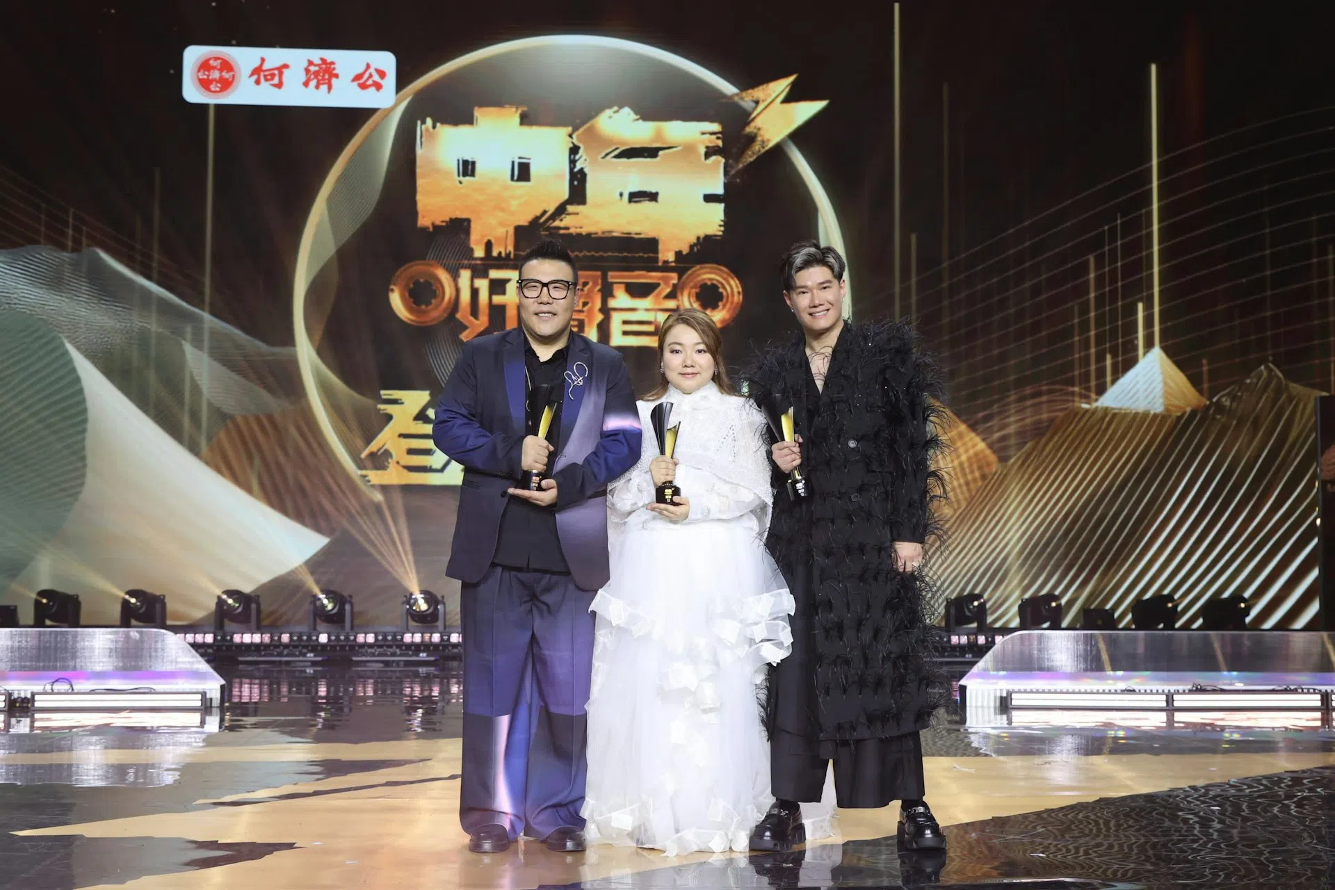 《中年好声音3》前三名是季军刘洋（左起）、冠军黄博和亚军张与辰。（视频截图）