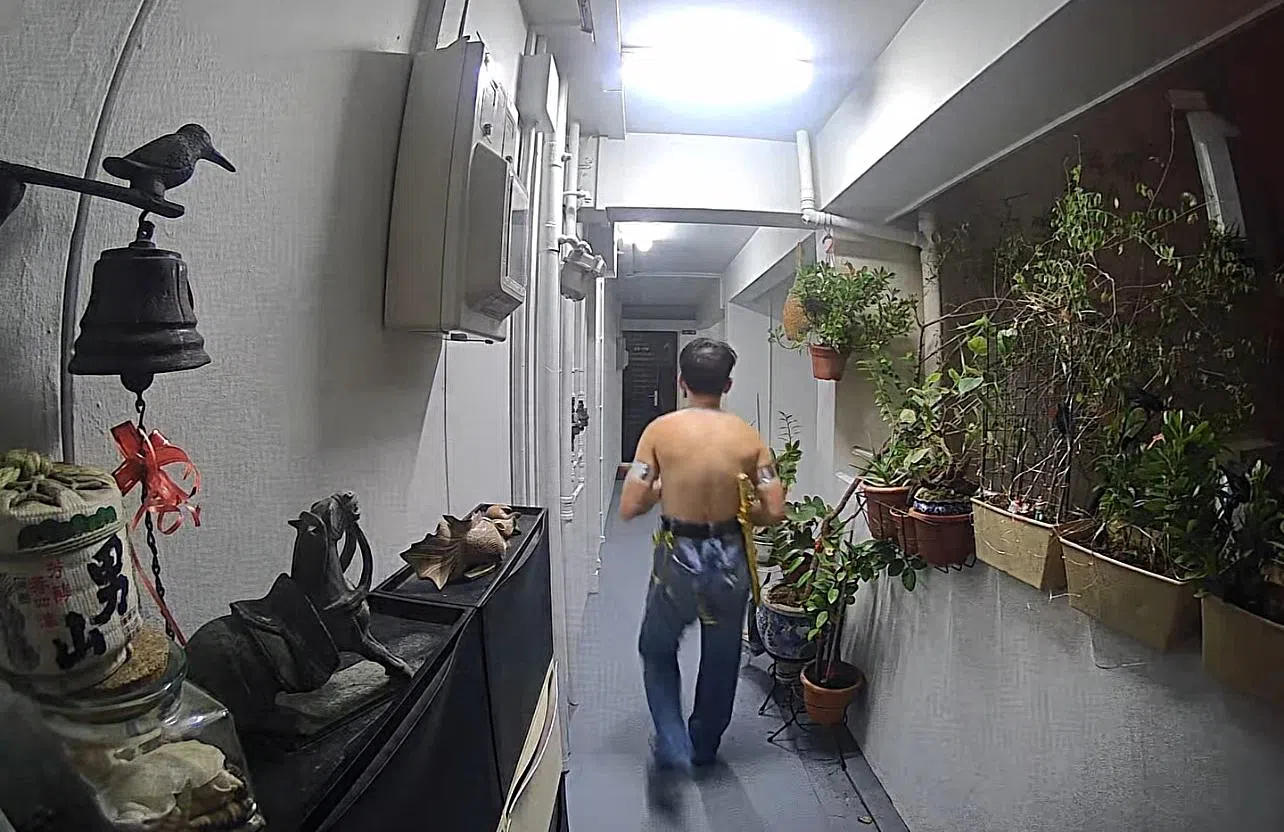 男子腰间似乎还佩戴着一把佩剑。（取自网络）