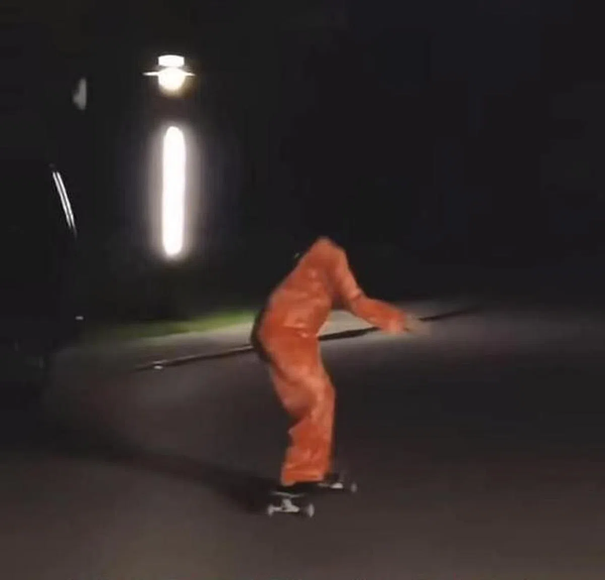 锺丽缇深夜在邻里溜滑板。（视频截图）