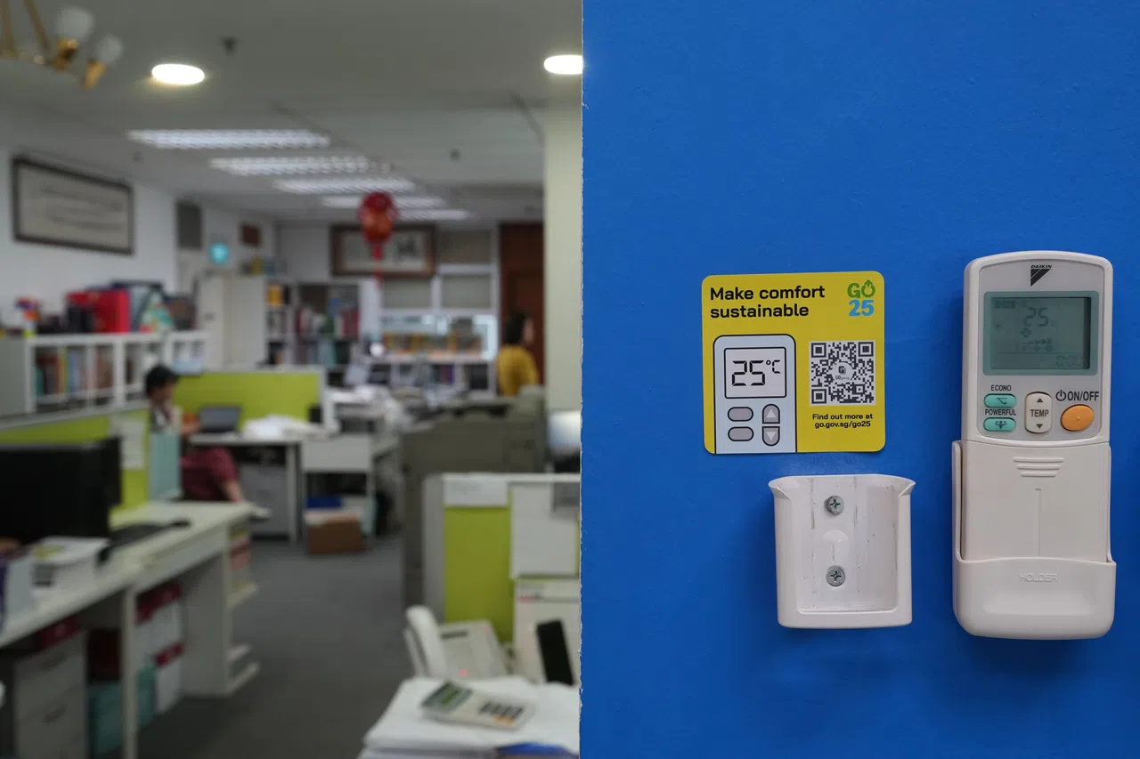 承诺加入节能25的企业或建筑业者，将获当局提供工具包，内附数码宣导贴纸等。业者可打印后张贴在适合点，提醒使用者将冷气温度设定在25摄氏度 。（谢智扬摄）