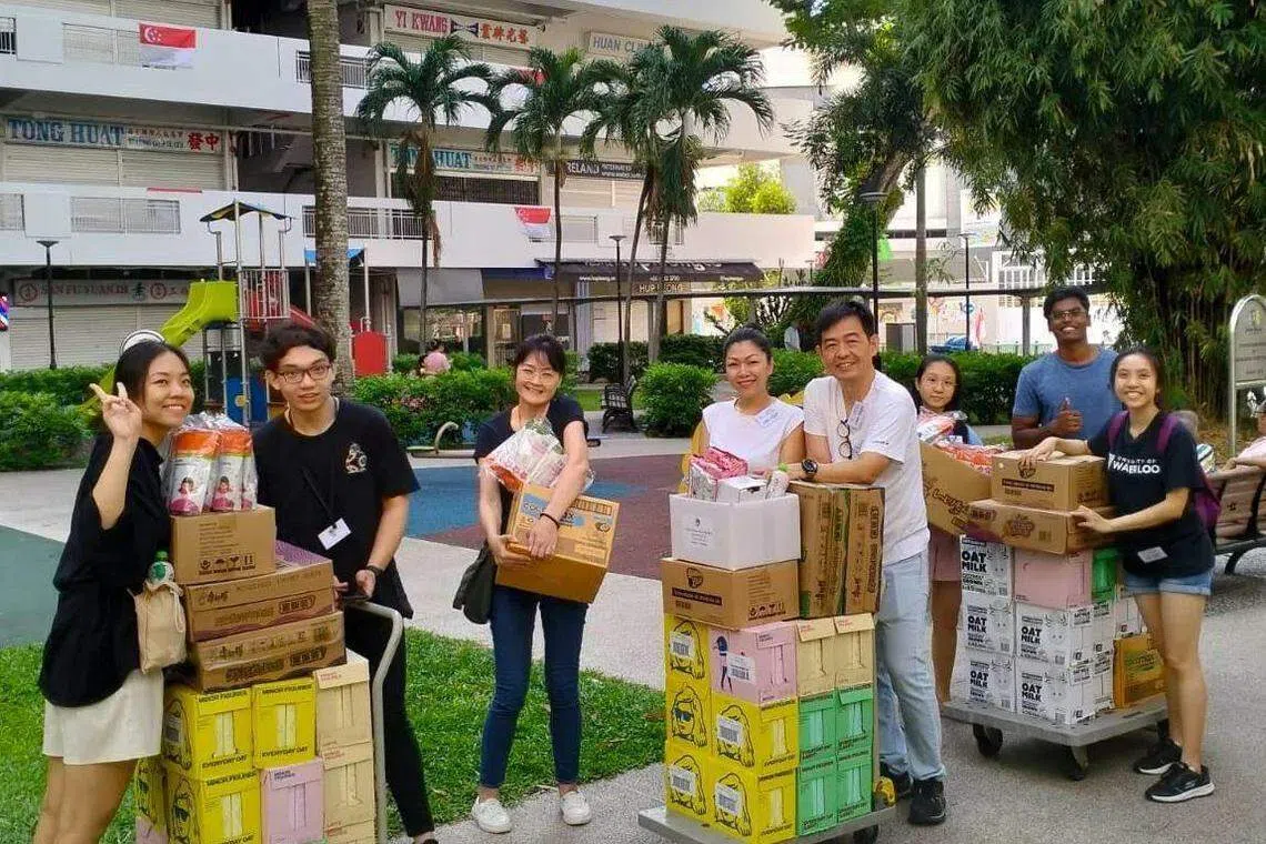 MoNo经常召集义工，把免费食品和饮料送给低收入人士。（受访者提供）