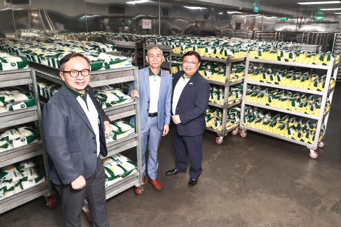 隆原控股专注于生产鲜面制品和豆腐制品，并从事各种食品相关产品的贸易。图为董事经理林福财（左起）、执行董事蔡镰福和执行主席林子强，在受访时于兀兰厂房内拍摄。（周国威摄）