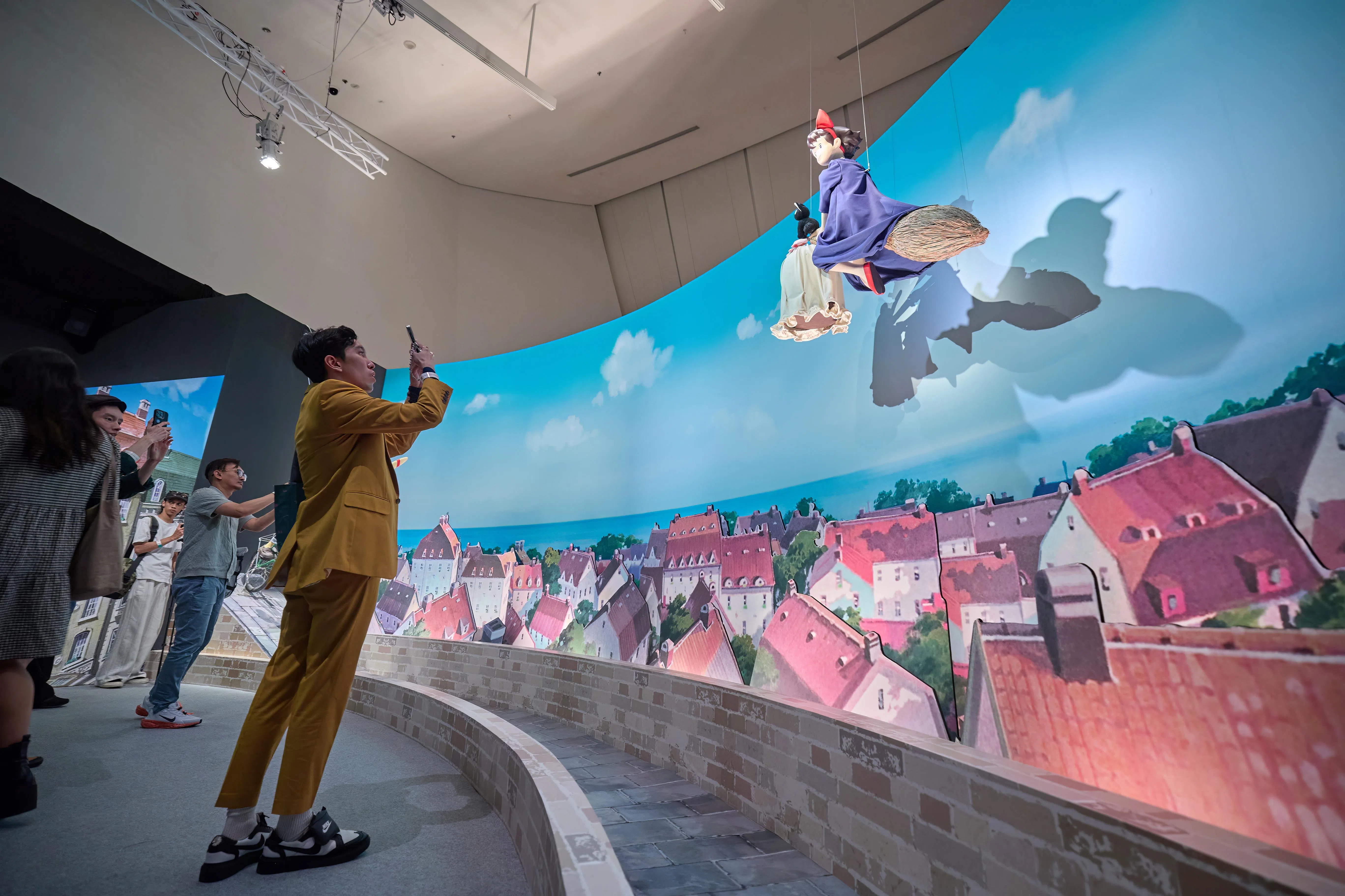 魔女琪琪骑着扫帚翱翔。（吴先邦摄）