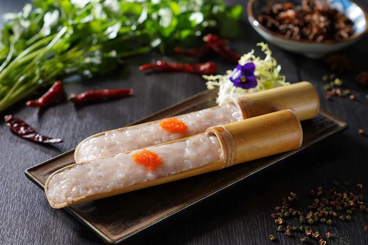 手打鱼子虾滑以白虾手打成丝滑虾浆。（餐馆提供照片）