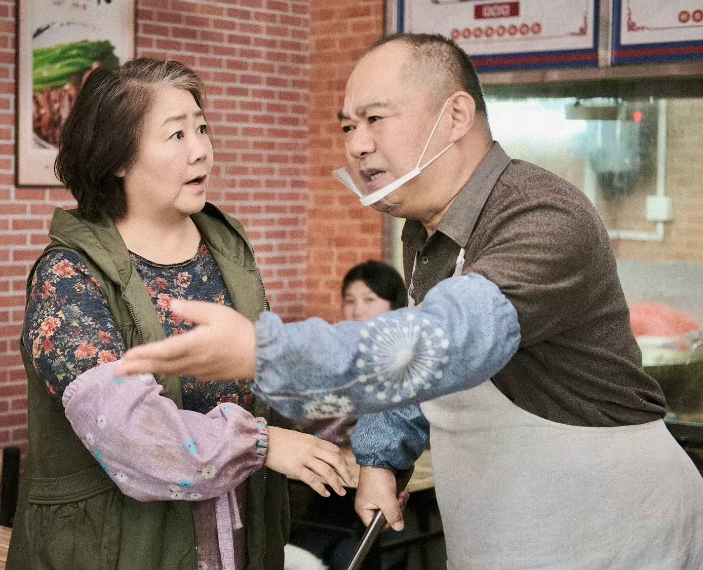 齐润玉（左，萨日娜饰）得知房子将被法拍，与楚云等一行人发生冲突，丈夫方大城（赵君饰）力劝不果。（取自剧集微博）