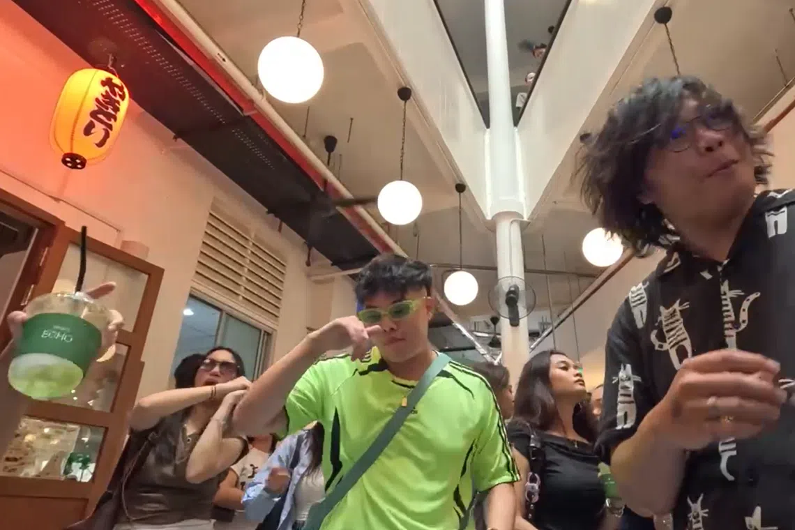 钟昂辰（身穿绿衣）曾目睹有人喝酒后侮辱他人、四处捣乱，再以酒醉为借口开脱责任。（视频截图）