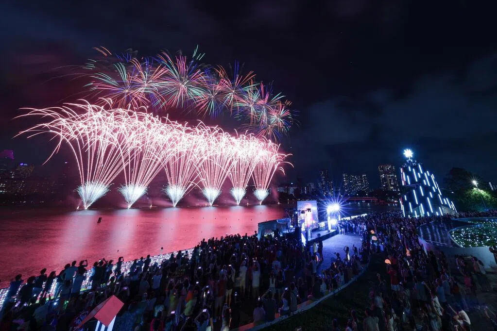 本地首场跨年烟火 加冷上空绽放