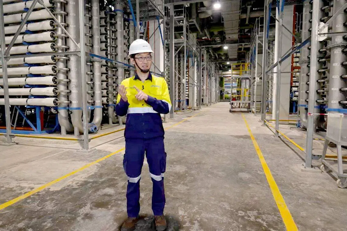 公用事业局水厂经理张瑞丞解释，在净水过程中，生水会经过多重过滤，确保去除水中存有的杂质与微生物。（视频截图）