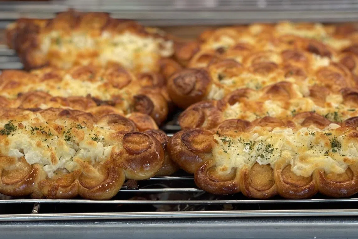 人气香肠面包，芝士牵丝，香肠爆香。（黄靖晶摄）