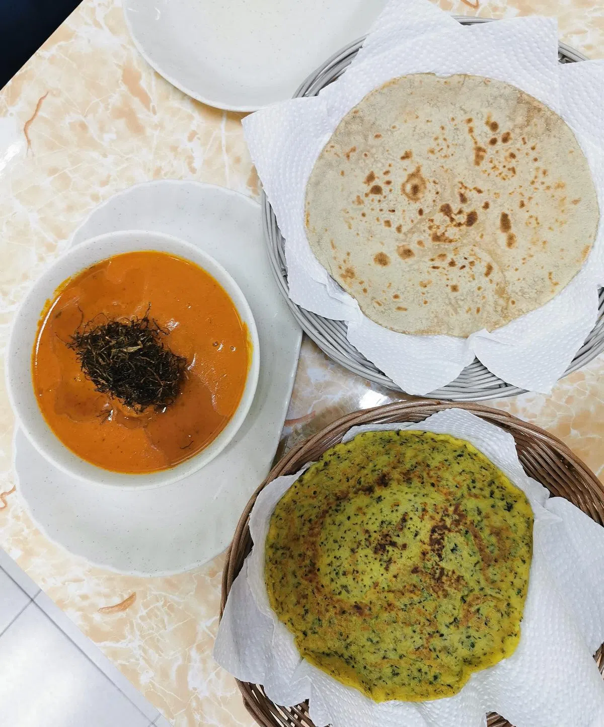 老板娘独创的Jimbu奶油鸡，酱汁以天然食材煮成，另一款加入奶酪芝士块的Jimbu Butter Panner适合素食者。