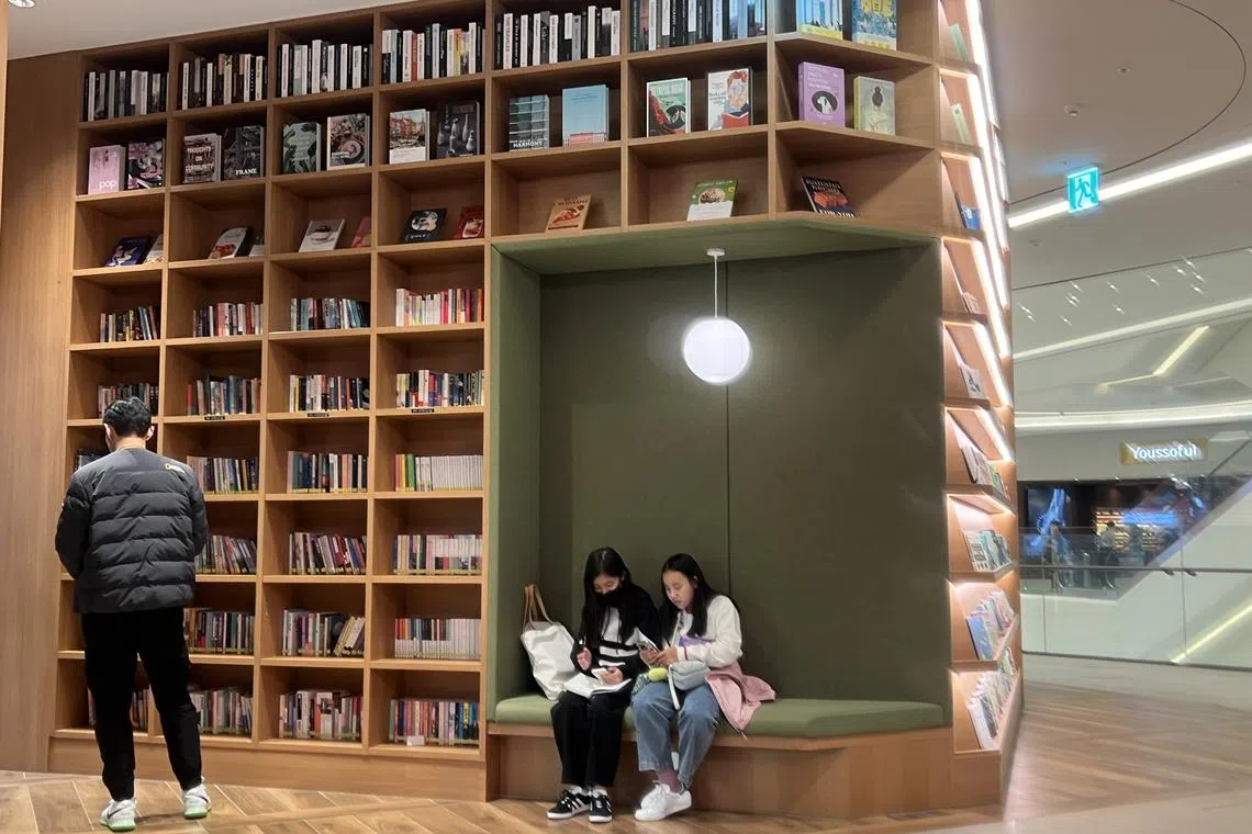 开放式的图书馆里到处是让人能随意坐下看书的布置。（叶孝忠摄）