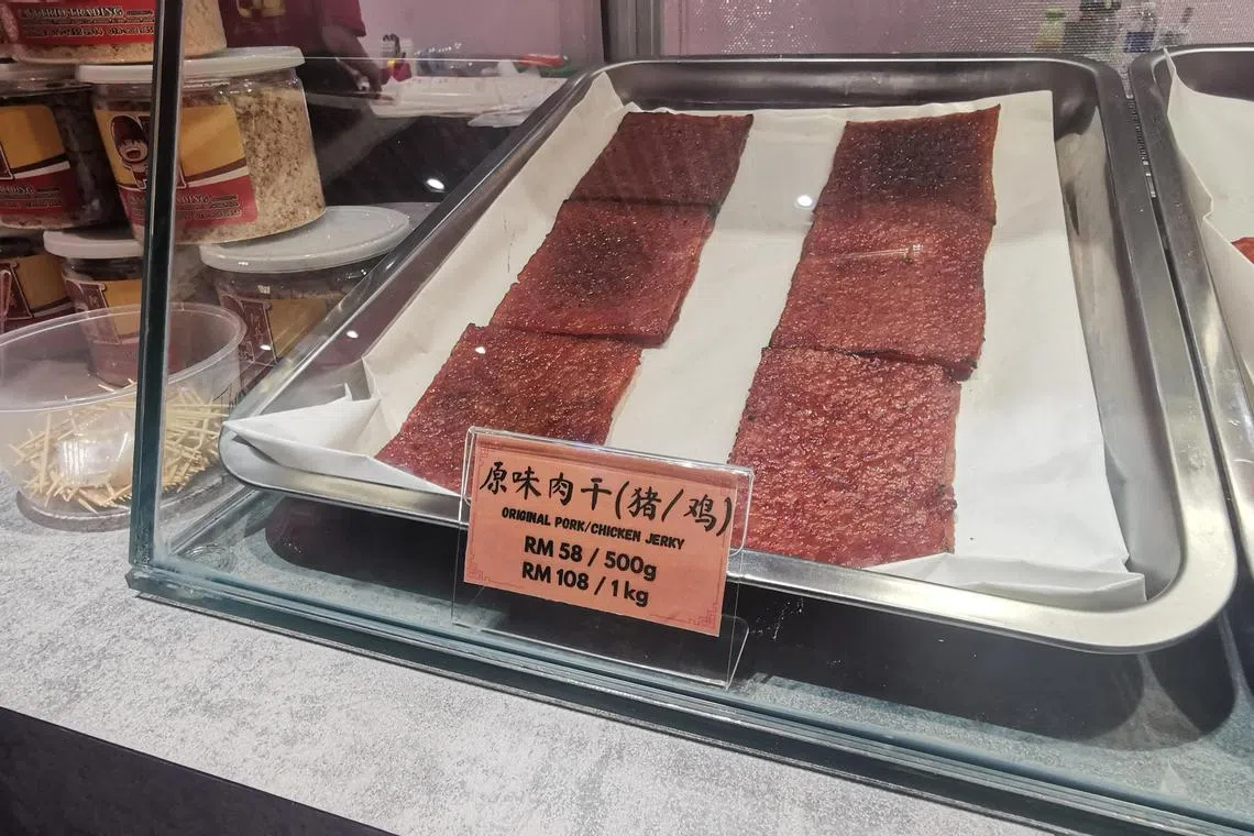 跨境带入15公斤食品供自用的新法令未生效，就算只带一片马来西亚肉干入境都是违法的。（温伟中摄）