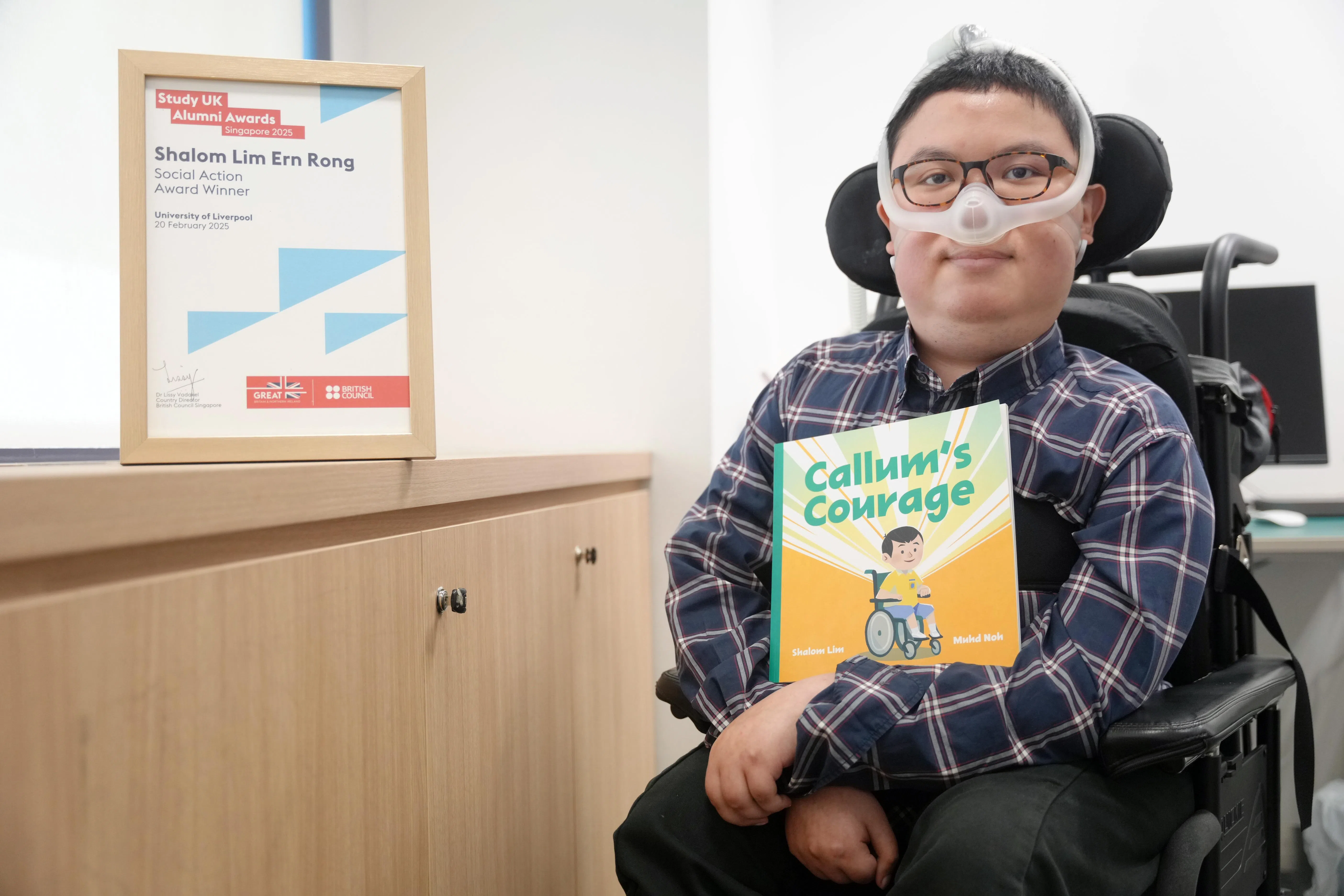 林恩荣参与撰写儿童书“Callum’s Courage”，呼吁社会摒弃对身体障碍者的偏见。（谢智扬摄）