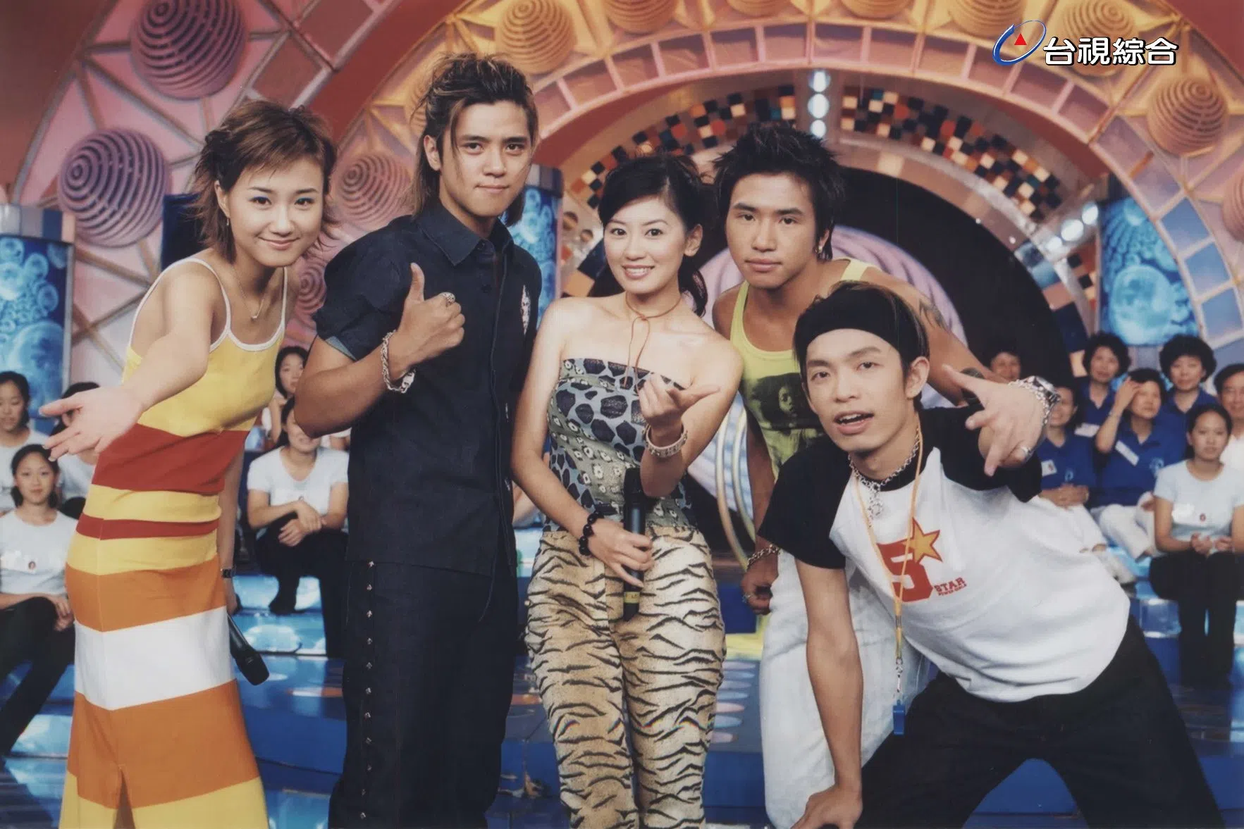 何妤玟（左起）、罗志祥、贾静雯、欧汉声和大炳，在沈玉琳的指挥下主持《少年兵团旗开得胜》，异军突起，小兵立大功。（互联网）