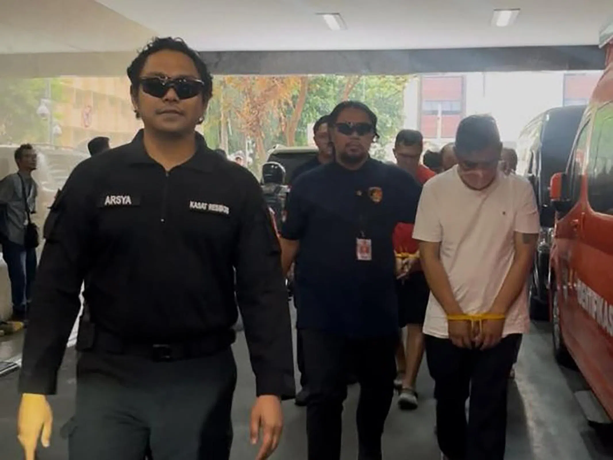 九名主要嫌犯日前被带到雅加达警察总部续审。（取自印尼媒体）