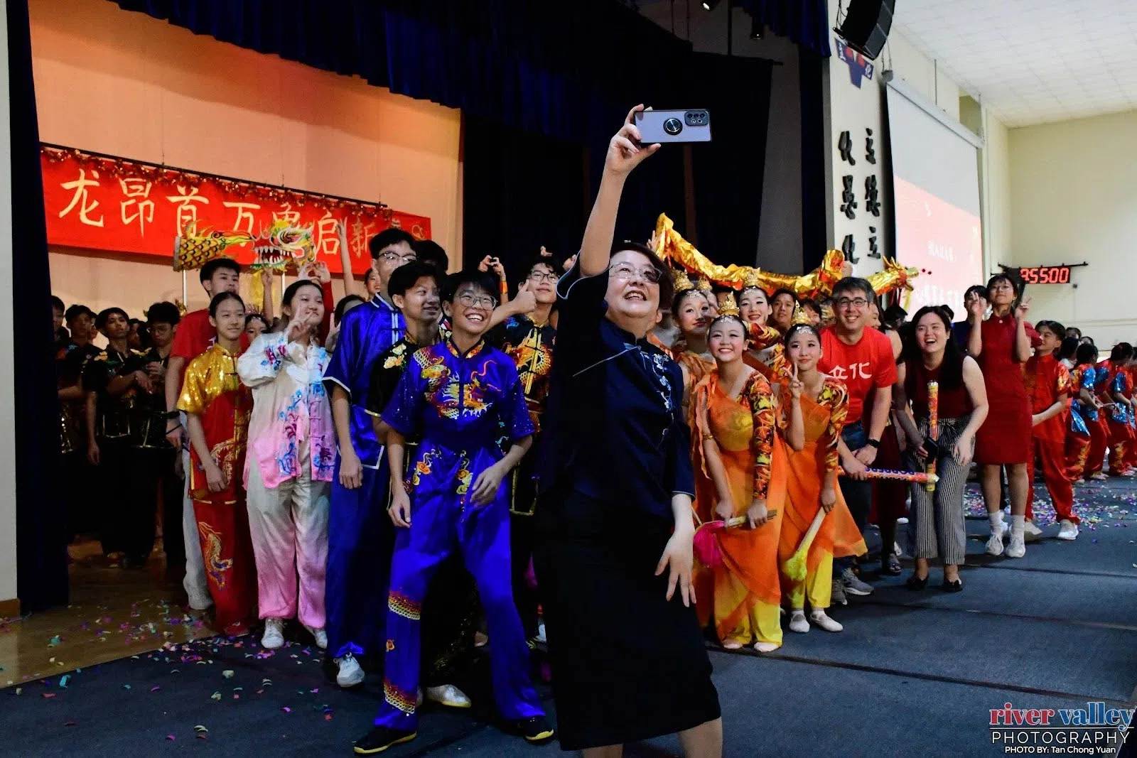 立化中学举办农历新年庆祝会，校长蔡慧燕（前）与表演者来个大合照。（立化中学摄影社提供）