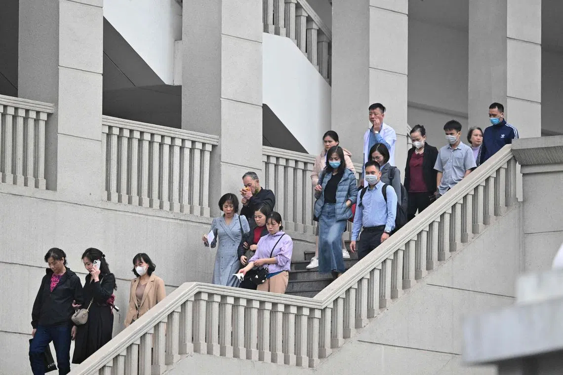 3月14日，在河内的人民法院就2023年公寓楼火灾宣判后，一些受害者亲属步出法院。（法新社）