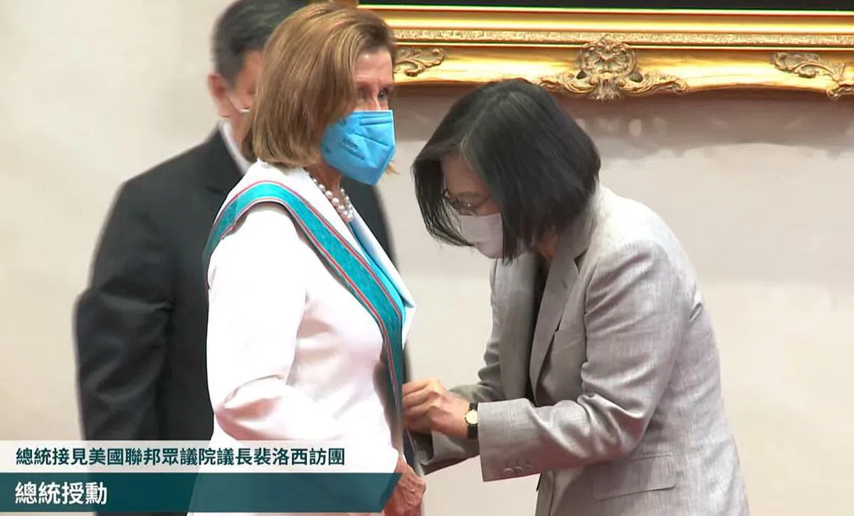 台湾总统蔡英文向美国众议院议长佩洛西颁授“特种大绶卿云勋章”，表彰及感谢她对台湾长久以来的坚定支持。（直播截图）