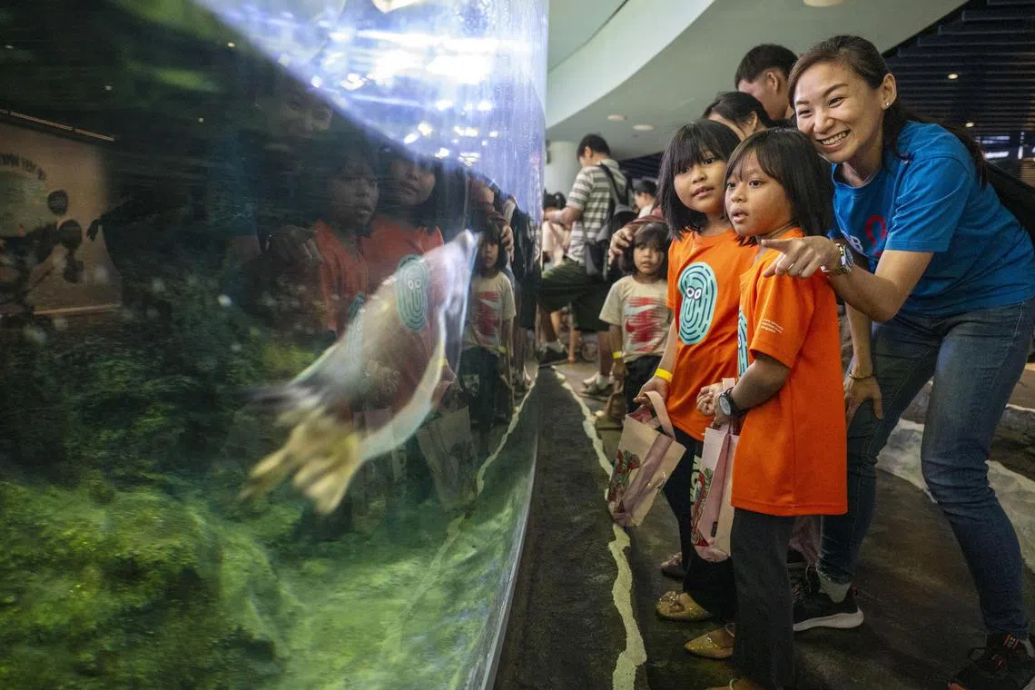 对李淑恩（右一）来说，担任义工让她体会到施比受更有福。（大华银行提供）