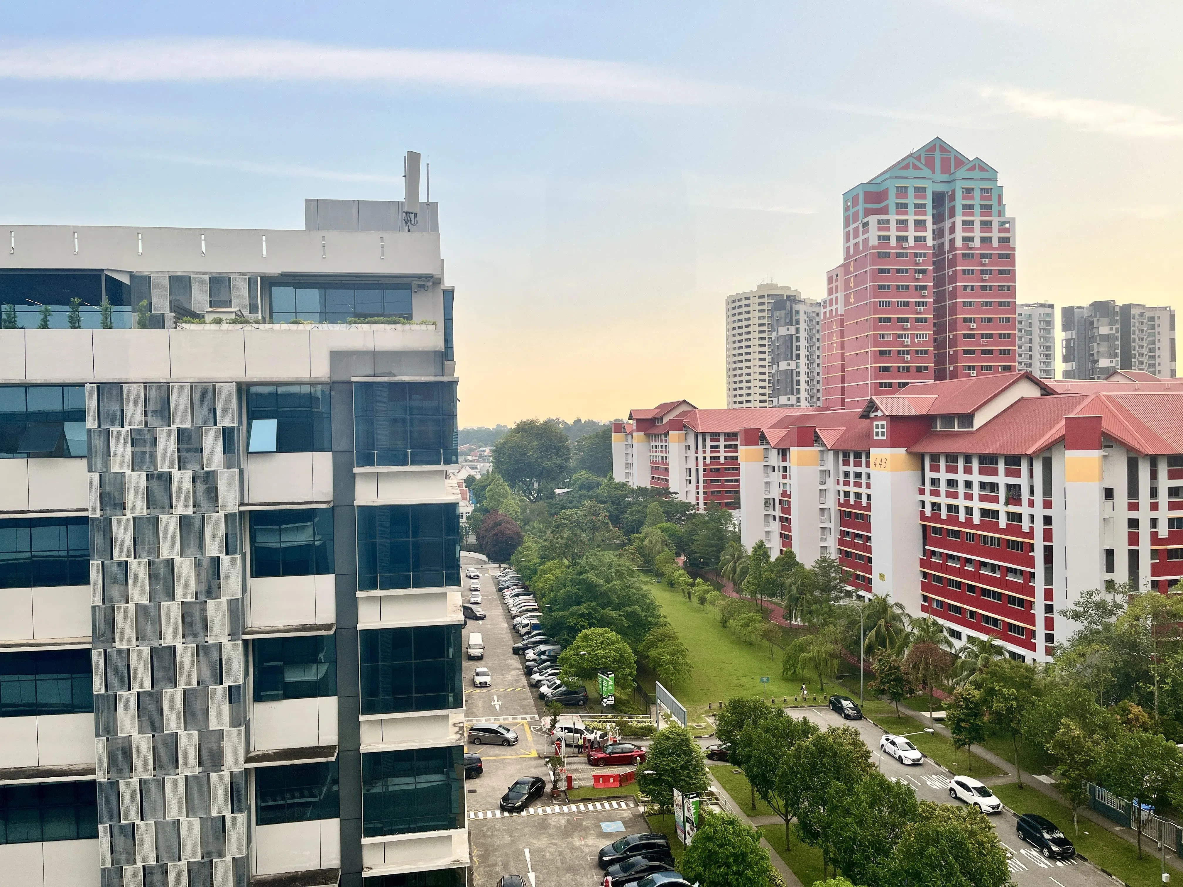 从美景城走道往外看，就能看到到新民一带的组屋区离这里有多近。（陈映蓁摄）