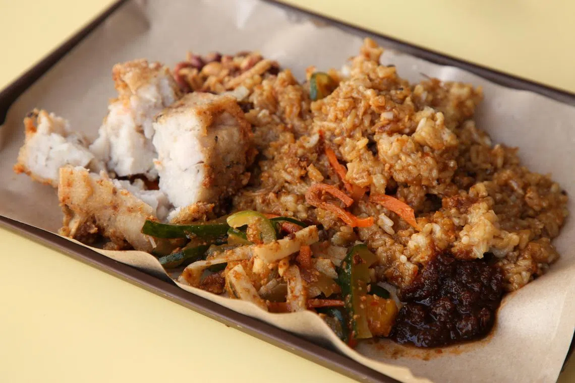 缤纷经济米粉有卖较少见的糯米饭。（李姿仪摄）