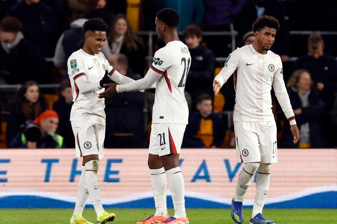 18岁的蓝军小将埃斯特旺（左）上一场英联赛杯为球队攻入第三球，帮助蓝军以4比3战胜狼队。（路透社）