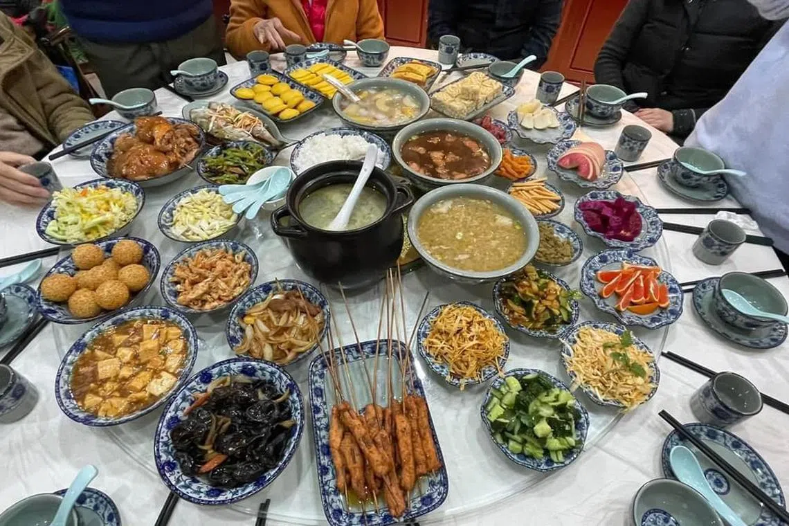 三套碗有30道菜肴、瓜果等。（受访者提供）