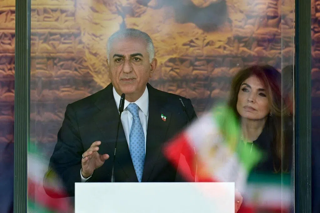 流亡海外伊朗前王储访柏林 遭人泼洒红色液体