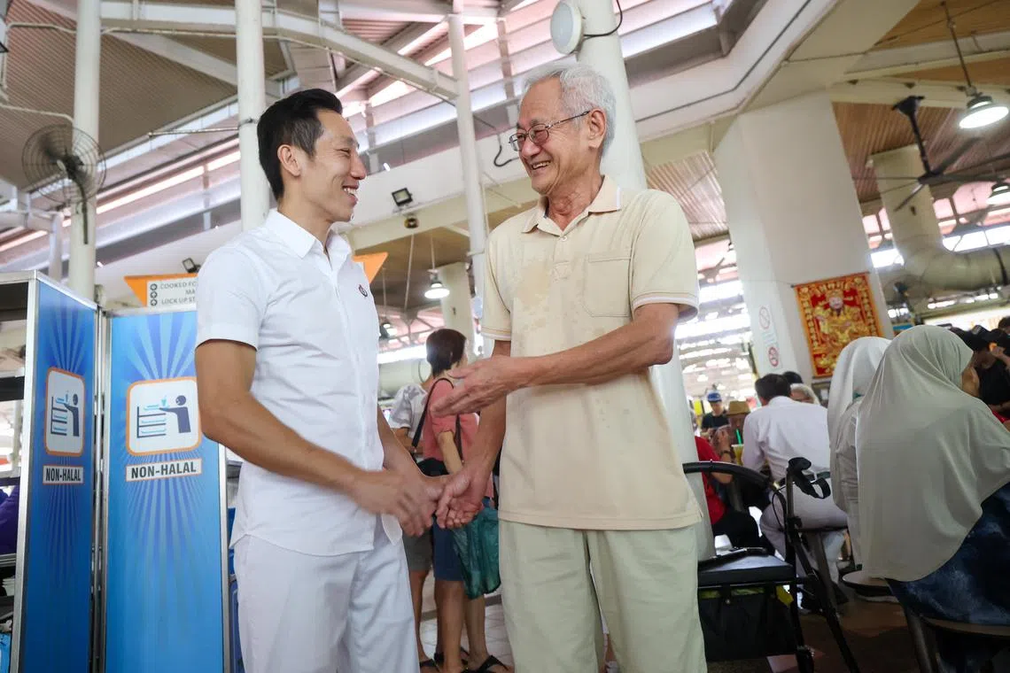 现任裕廊集选区议员谢曜全（左）将代表人民行动党出征裕廊中区。（蔡家增摄）