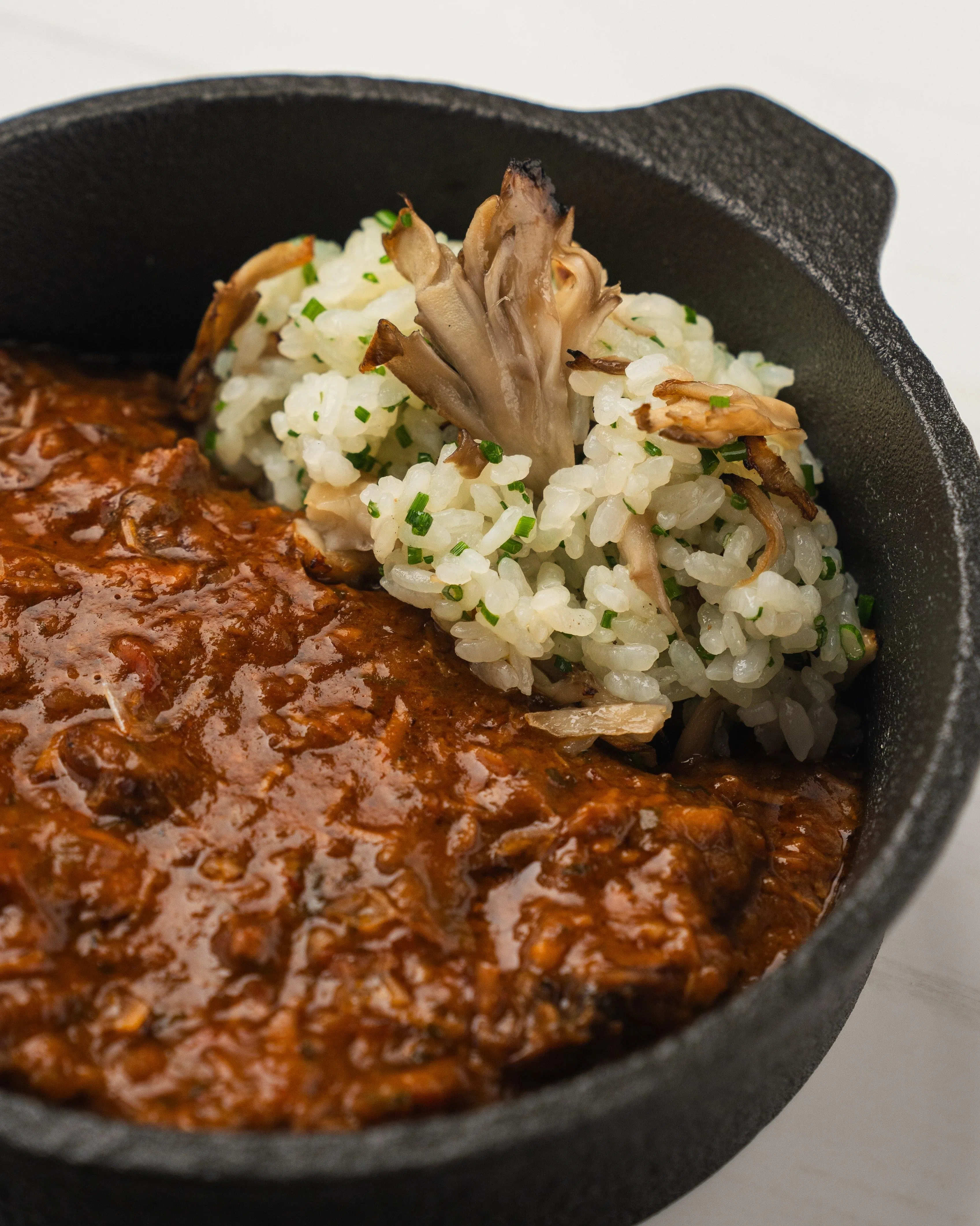 Fricandó Barcelona以黑安格斯牛肉和蘑菇酱为主角，搭配舞茸米饭，散发醇厚香气。（餐馆提供）