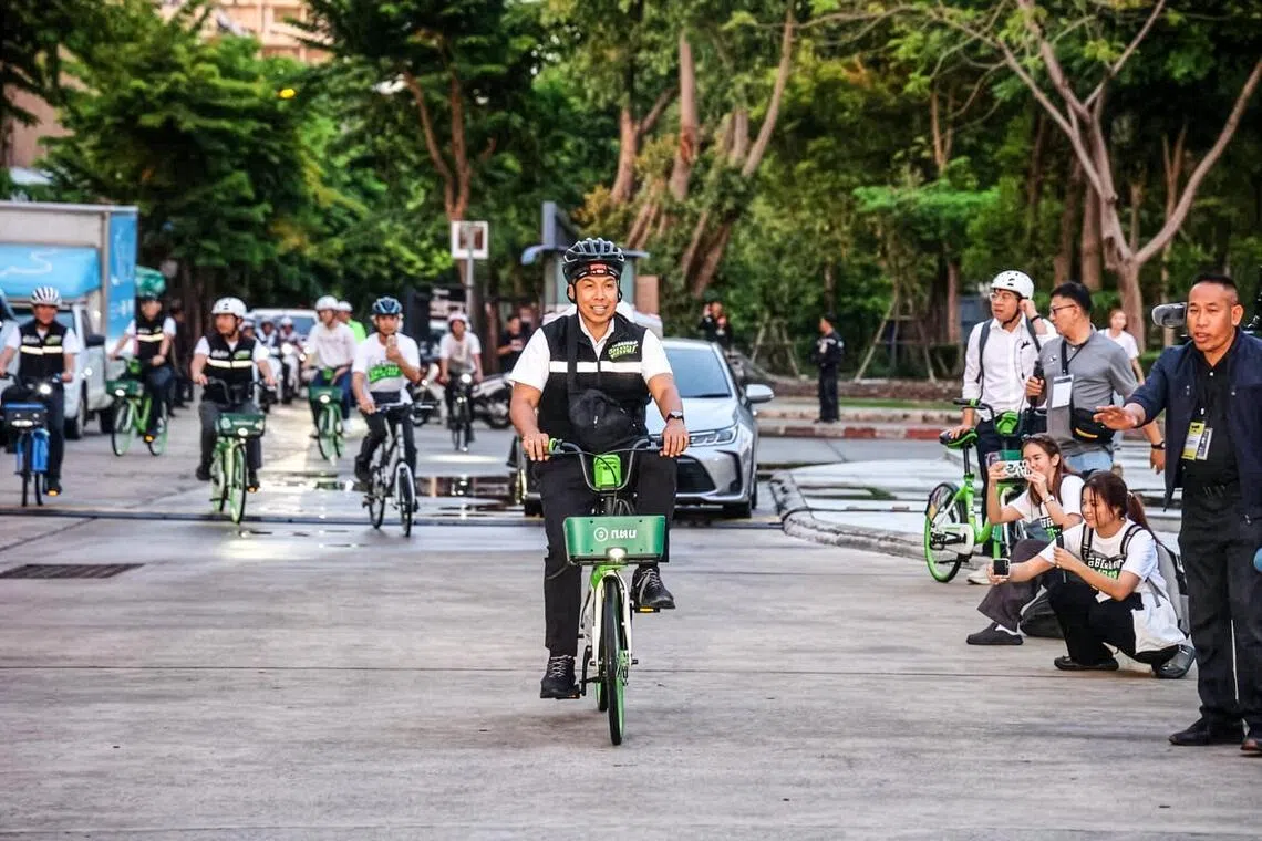 寻求连任曼谷市长的差猜（中）星期四（5月28日）一早骑着脚踏车到现场登记成为无党籍的市长候选人。（取自网媒Thai Enquirer脸书）