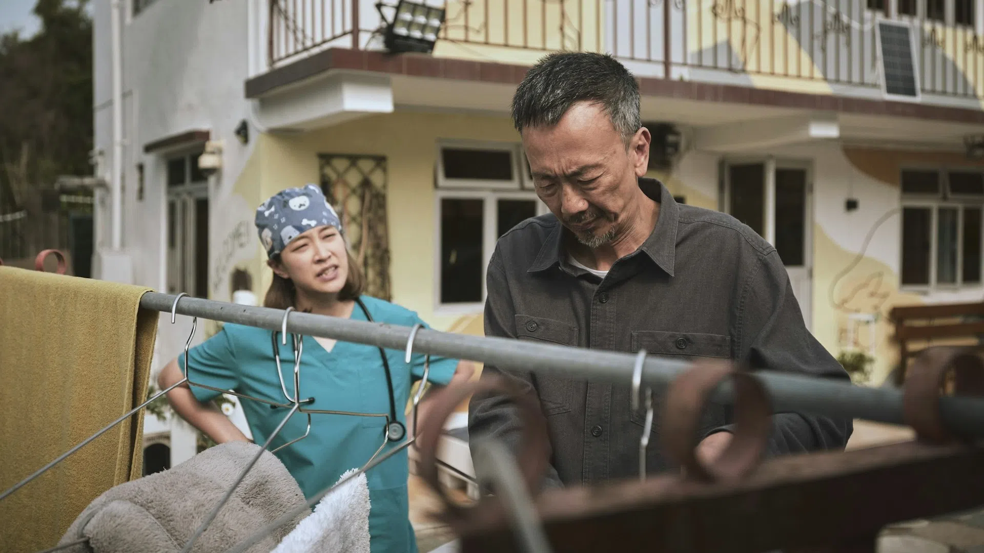 郑丹瑞（右）在《得宠先生》里饰演暴躁的独居老人。（邵氏机构提供）