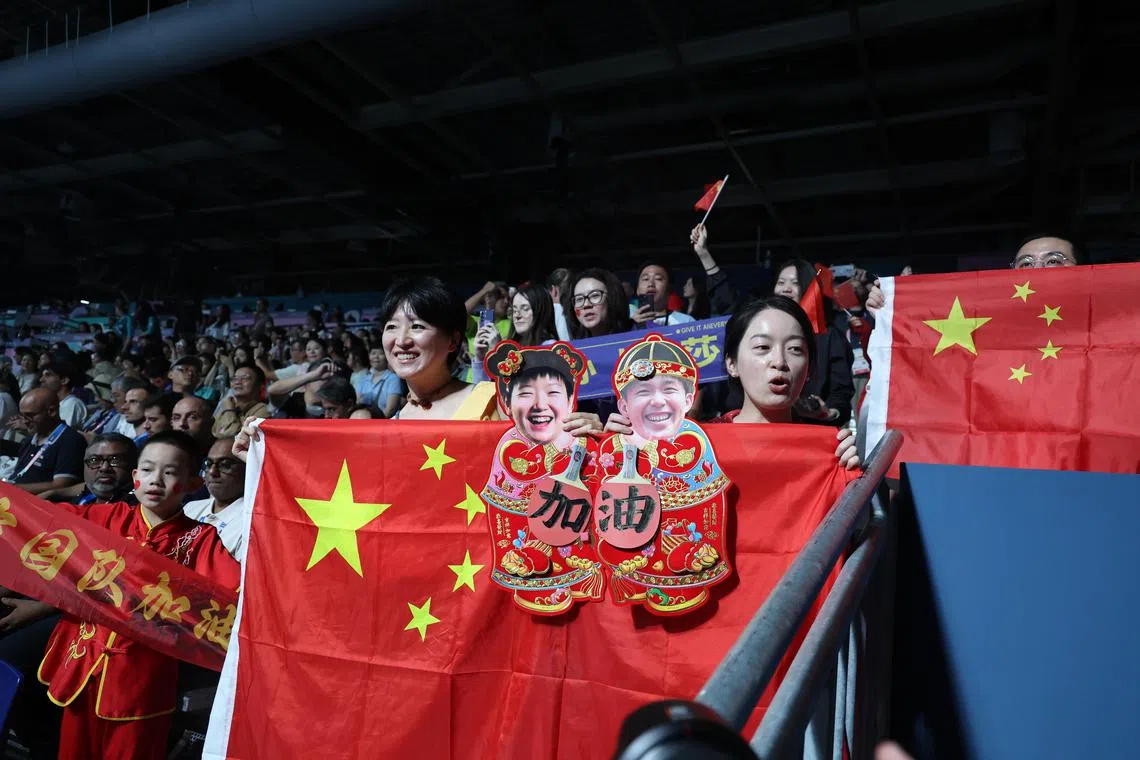 大批中国球迷现身南巴黎竞技场，为王楚钦／孙颖莎加油打气。（谢智扬摄）