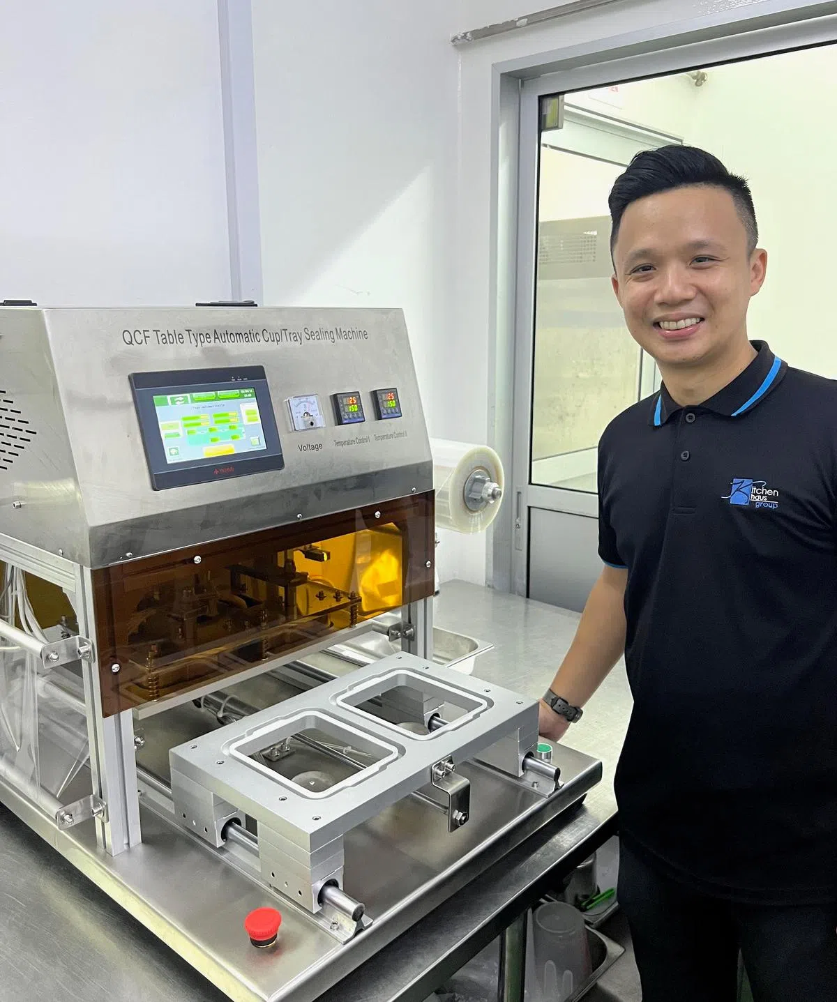 厨房之家集团总裁曾志豪透露，公司使用如图中这台包装封口机自动化科技开拓即食产品业务。（受访者提供）