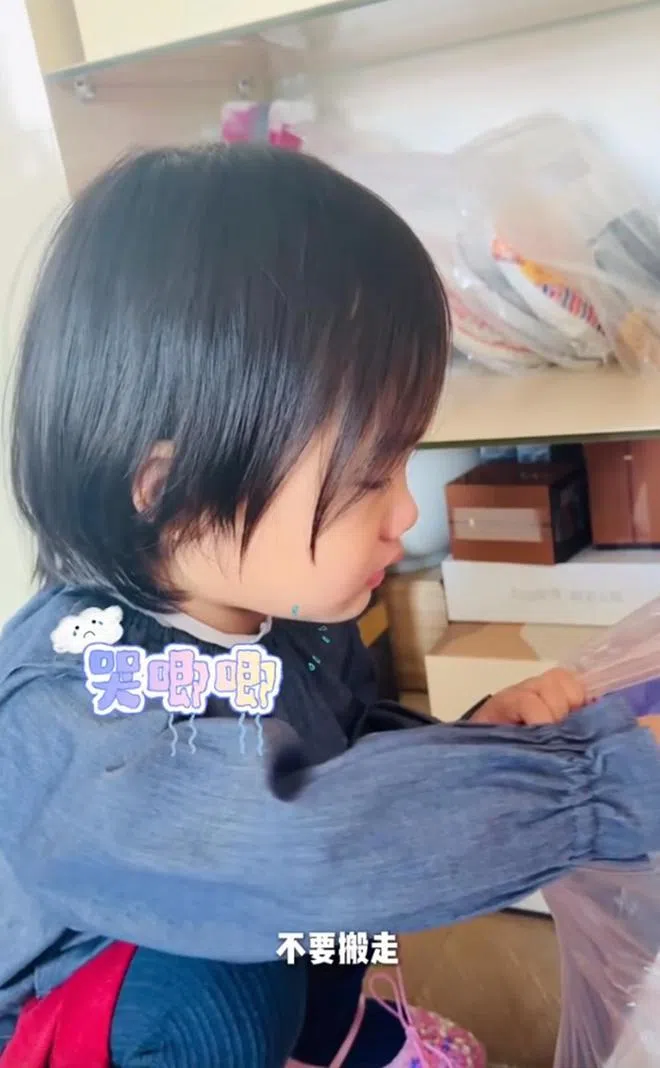 海哈金喜和李亚鹏的女儿起初抗拒搬家。（视频截图）