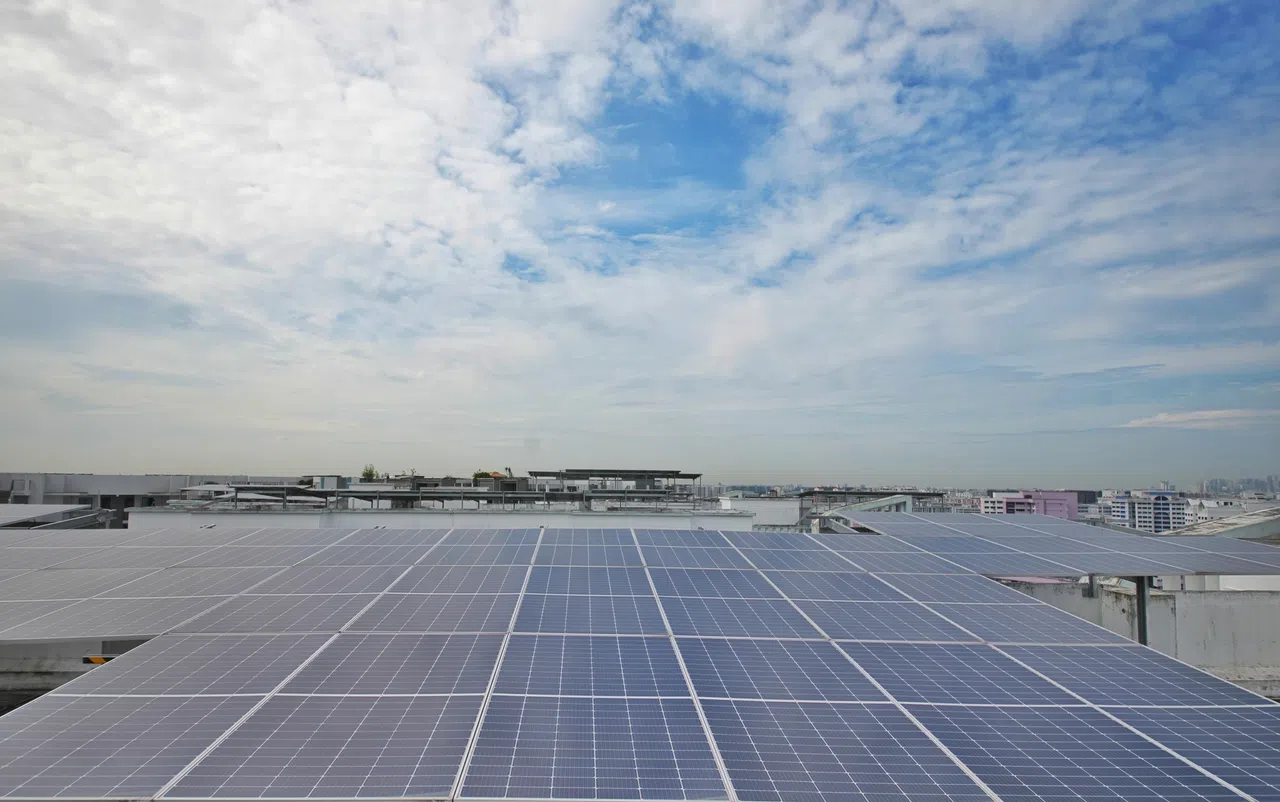 我国计划在2025年把太阳能装机容量提升至1.5千兆峰瓦，到2030年进一步推高至2千兆峰瓦。图为康埔桦组屋和楼顶太阳能板。（谢智扬摄）
