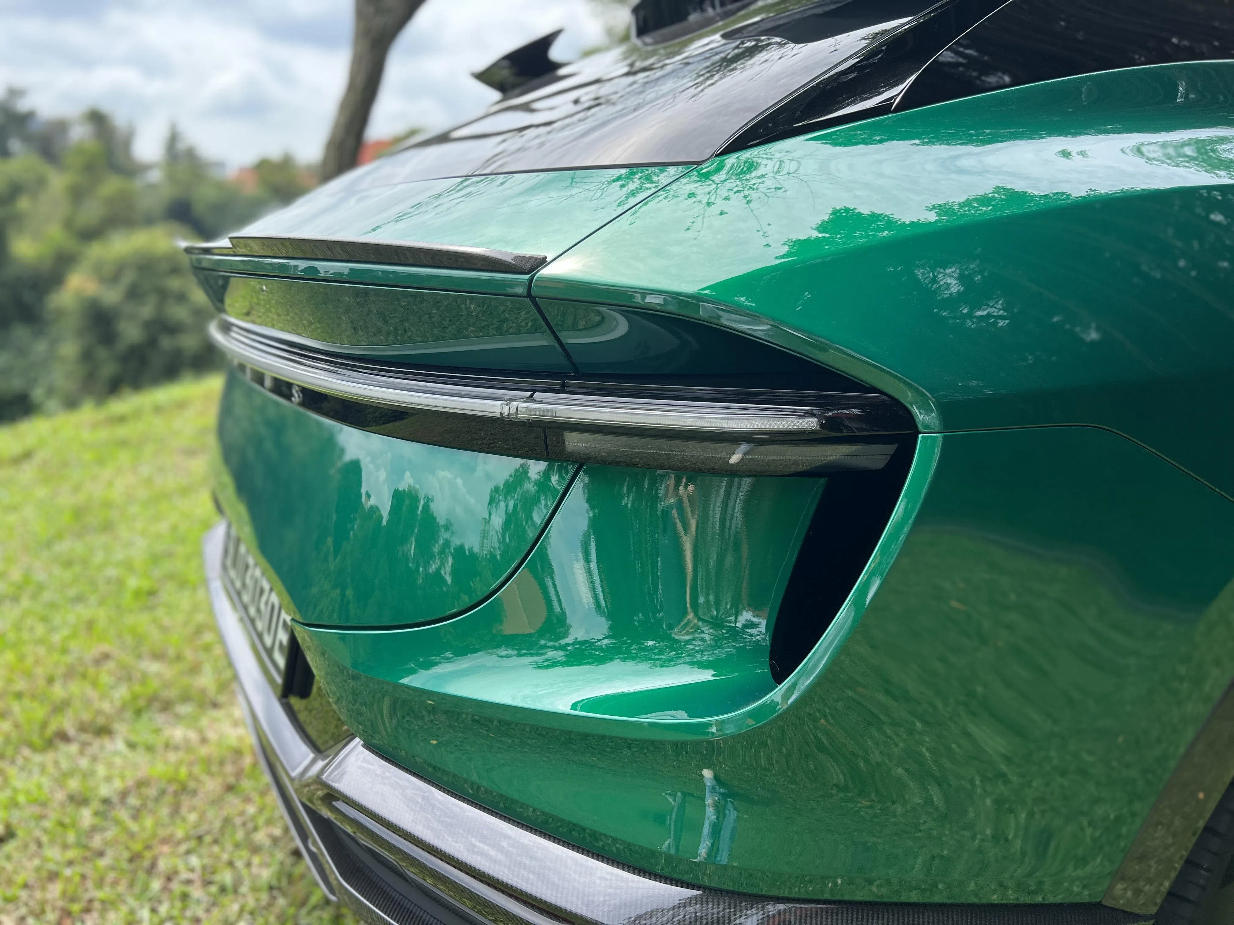 各种发挥汽车空气动力学功能的线条设计，使车子看起来相当精壮。（吴庆康摄）