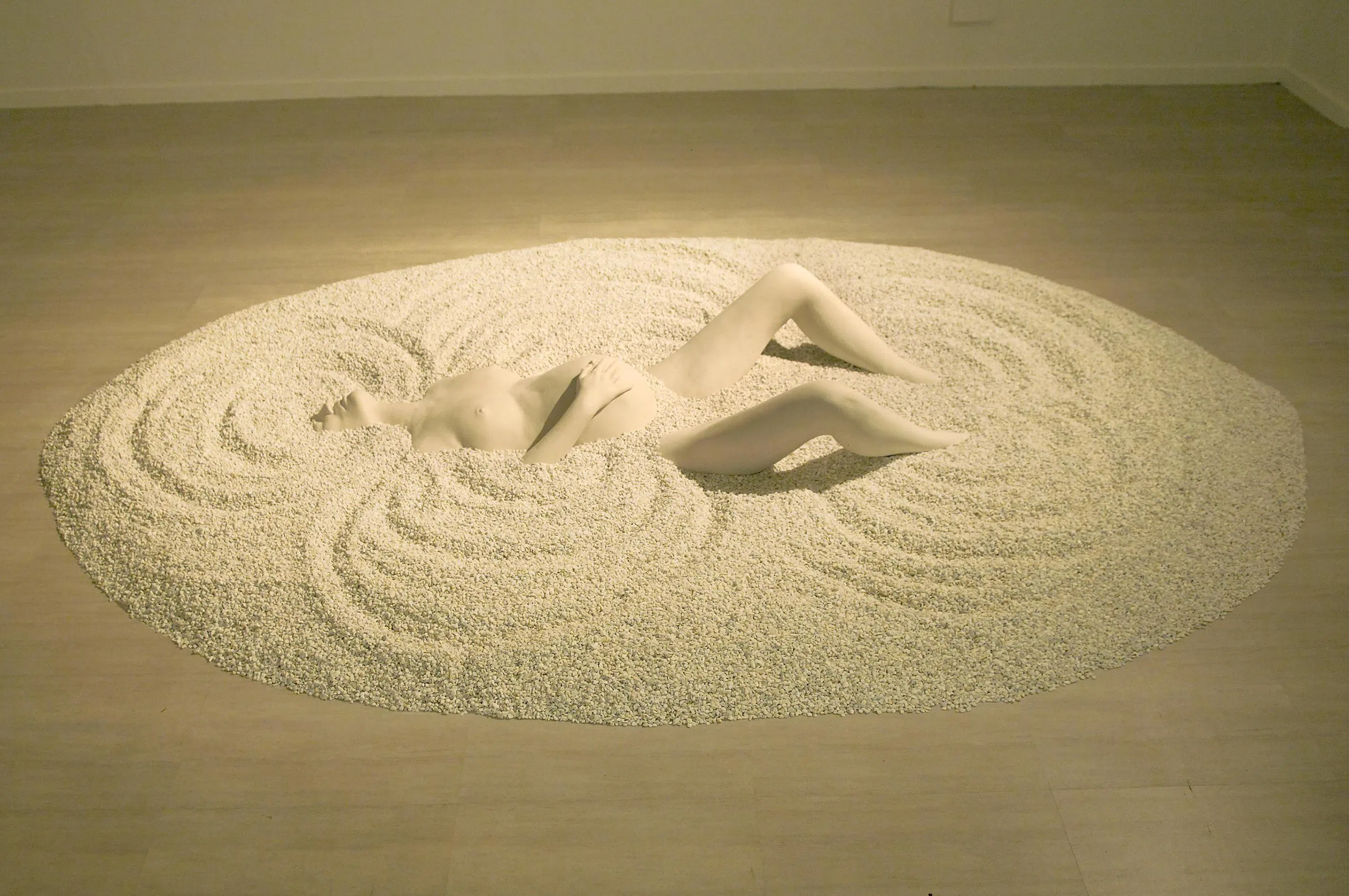 菲律宾艺术家阿格尼斯·阿雷亚诺（Agnes Arellano）的装置《哈莉亚沐浴》（1983）。（新加坡美术馆提供）