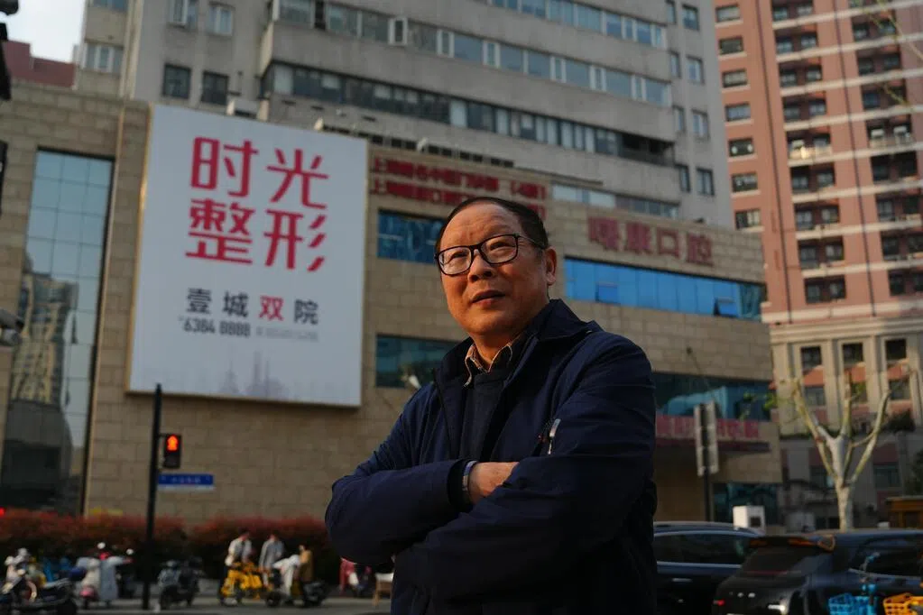 沈嘉禄出生在上世纪50年代弄堂，家里窗户正对中医院。每天煎药时，气味飘入他家中。 

《联合早报》首办“城市城事”文化论坛！立即报名，现场聆听来自吉隆坡、 上海 、新加坡、 台北  四位文化人的主题分享与深度对谈：