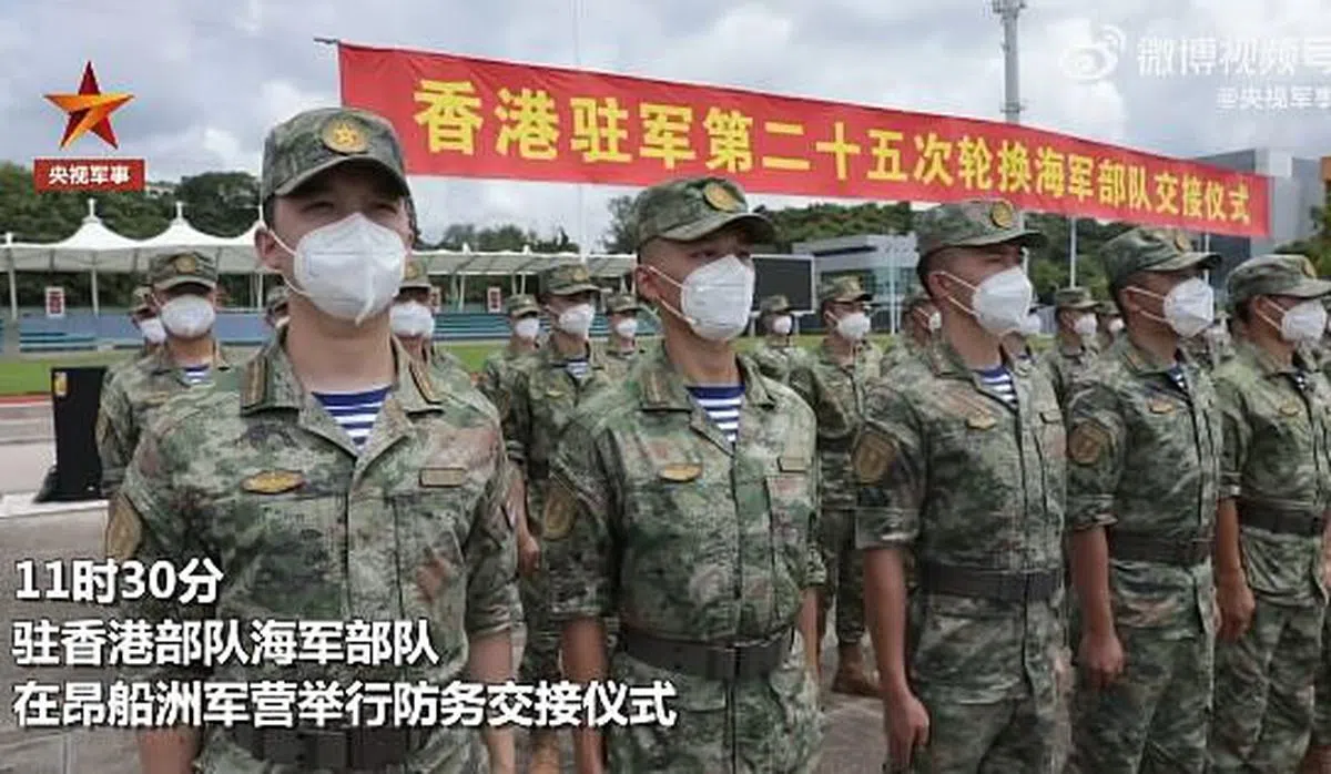 中国解放军驻香港部队星期一（8月29日）完成第25次轮换。（央视军事视频截图）