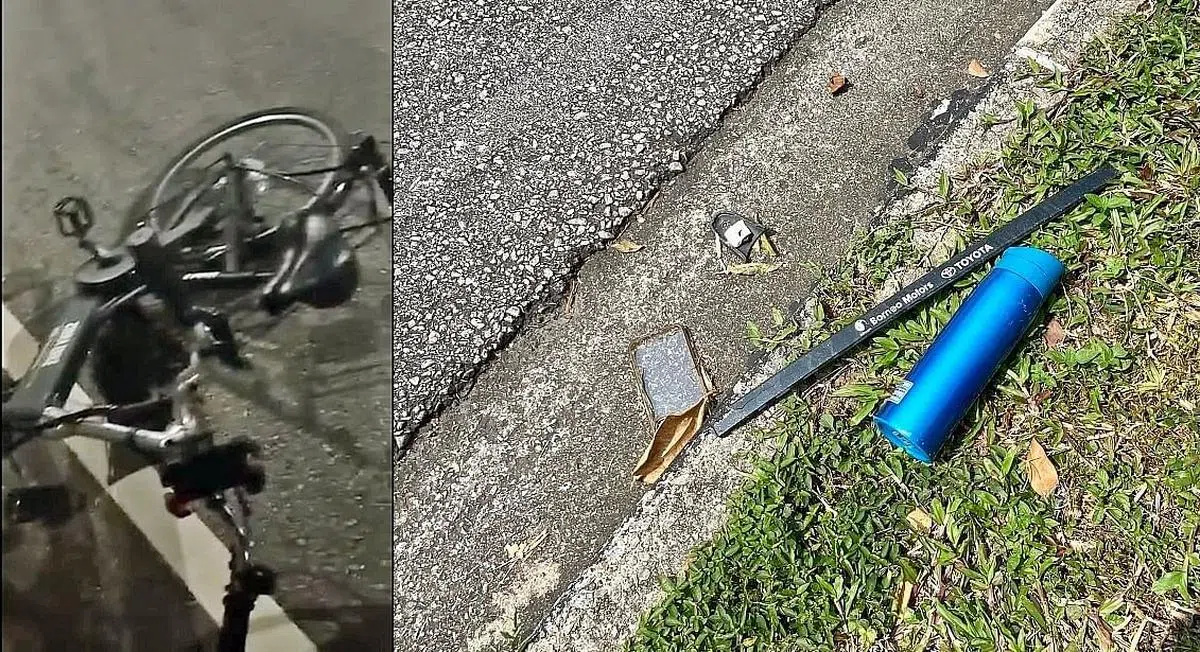 （左图）相信属于死者的一辆电动脚踏车被弃在路旁。（受访者提供）；（右图）事发现场留下了手机壳、水壶和车碎片。