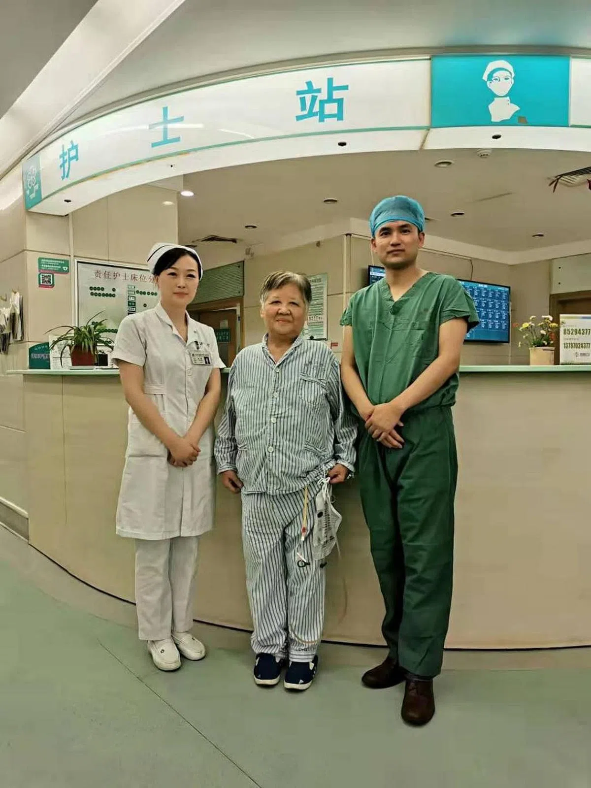 医院网站上一篇2019年7月的报道称，刘翔峰（右）为一名八旬老妇（中）取出腹部巨大肿瘤，患者“紧紧握住刘翔峰副教授的手再三感谢”。（中南大学湘雅二医院官网）