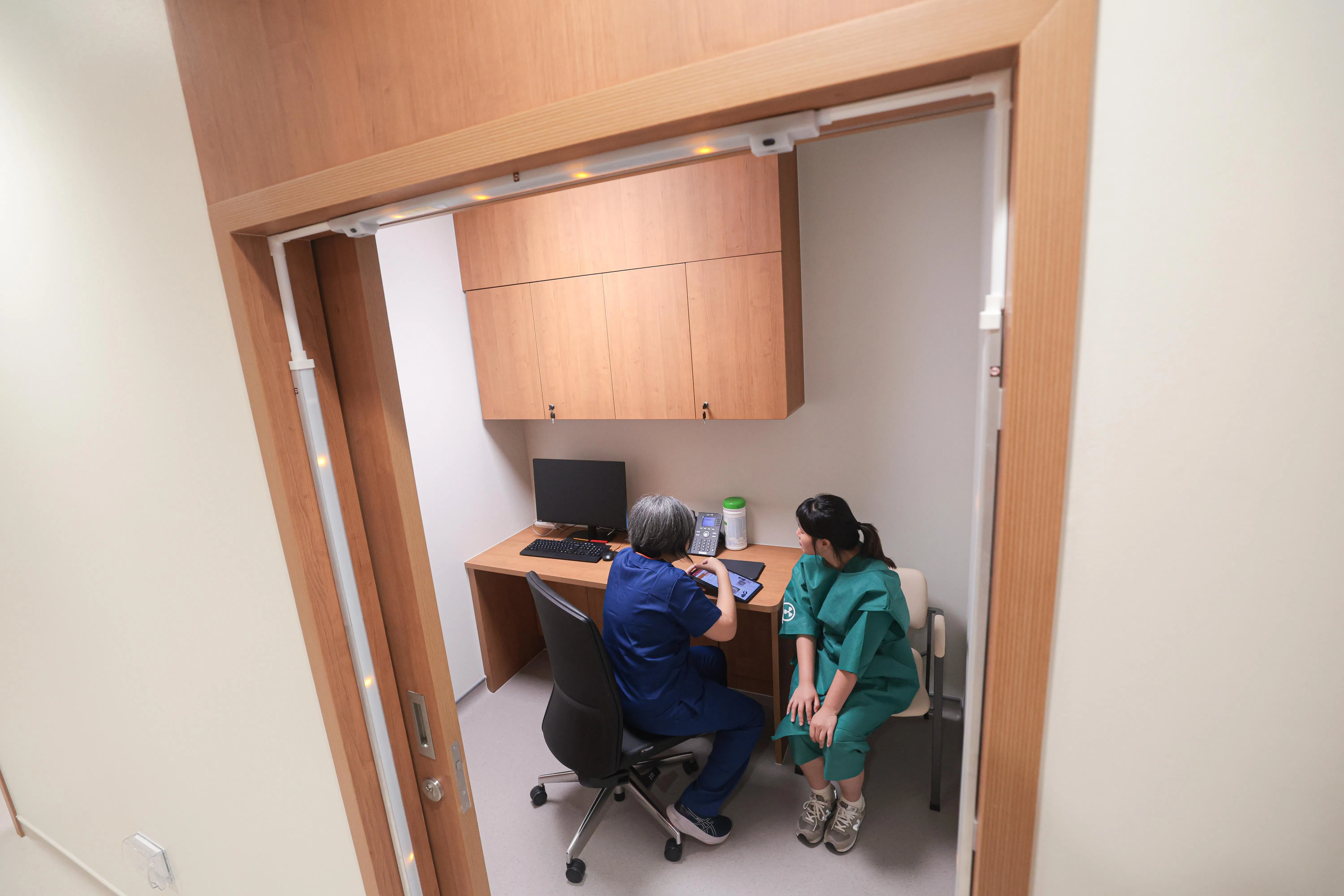 这项设计类似机场使用的金属检测仪，患者只需如常走过检测区，系统便能自动侦测并标示金属所在部位，无需再反复转圈筛查，对行动不便及年长者更方便。（李冠卫摄）