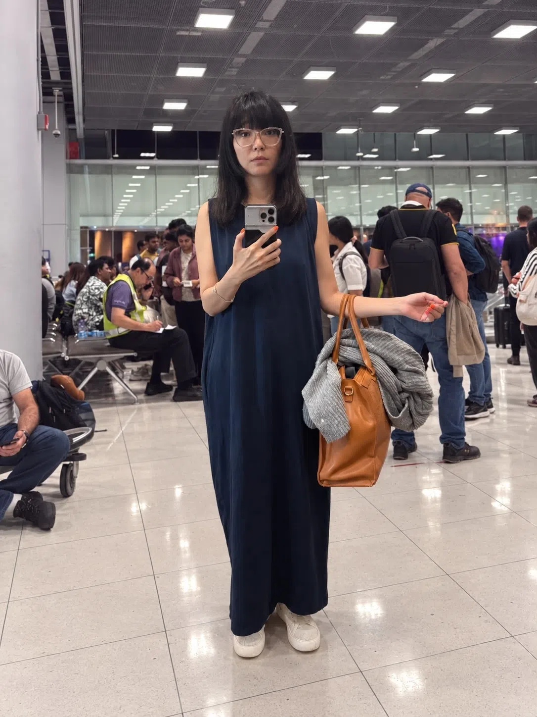 洪玉桔穿着睡衣上飞机，没想到抵达曼谷时，行李因水灾滞留机上，她差点得穿睡衣出席颁奖礼。（受访者提供）
