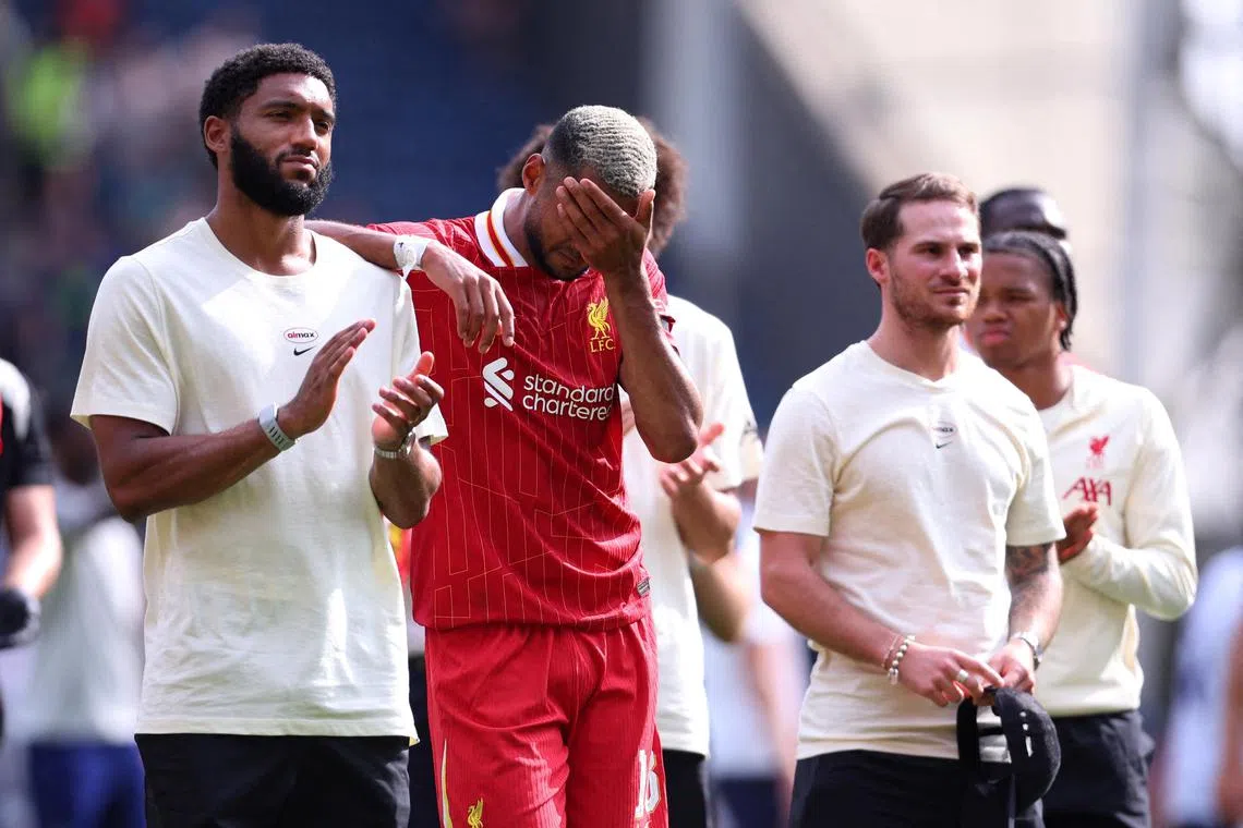 难舍队友若塔突然离世，利物浦前锋哈克波（红衣）在球队的首场季前赛中，还是忍不住哭了。（路透社）